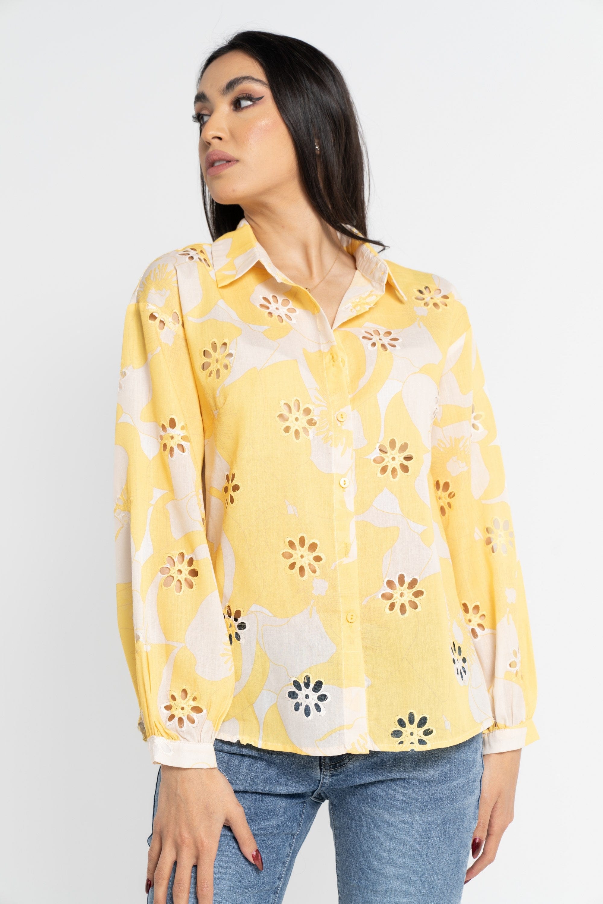 نتشي قميص بأكمام طويلة مخرم على شكل ورود نسائي