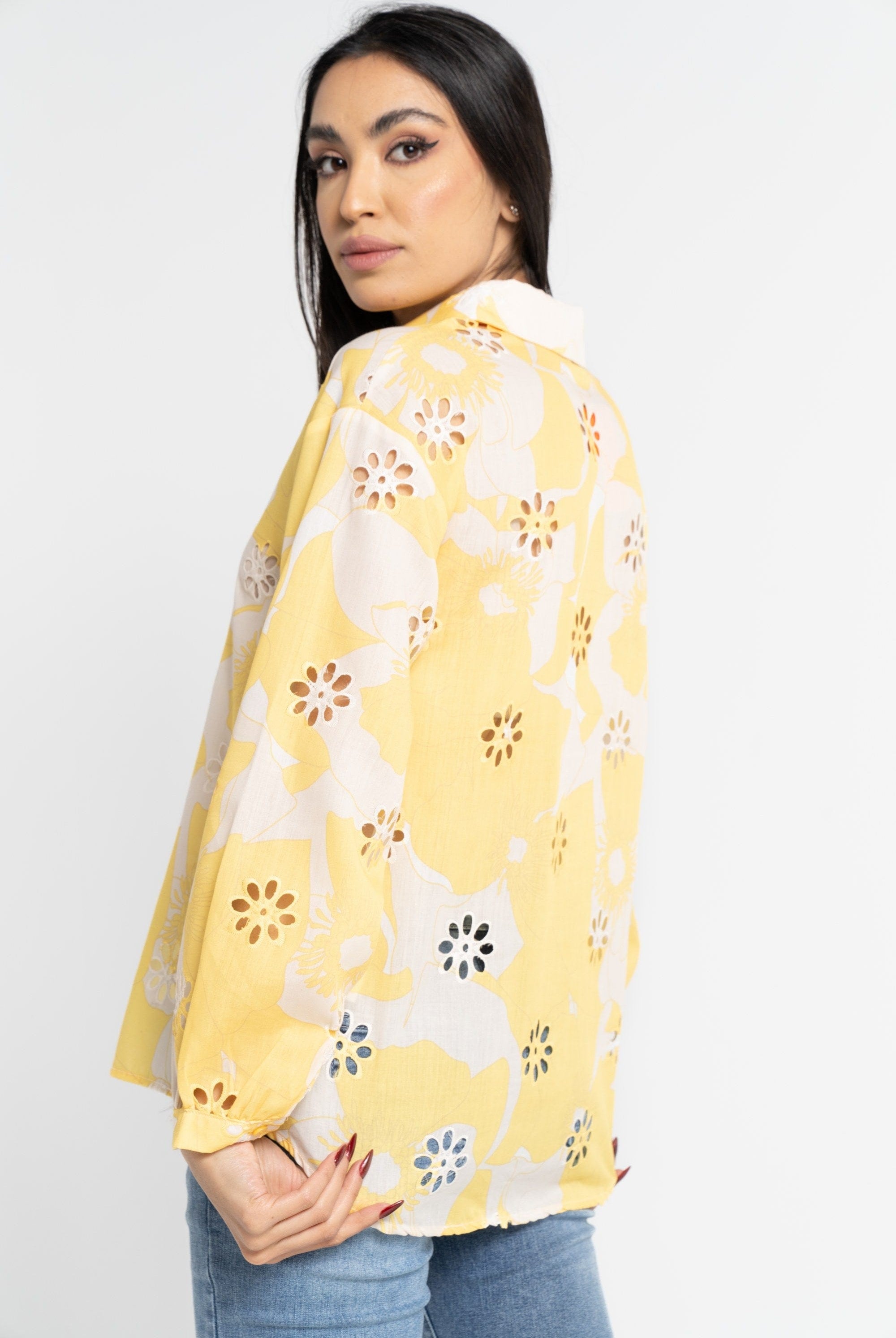 نتشي قميص بأكمام طويلة مخرم على شكل ورود نسائي