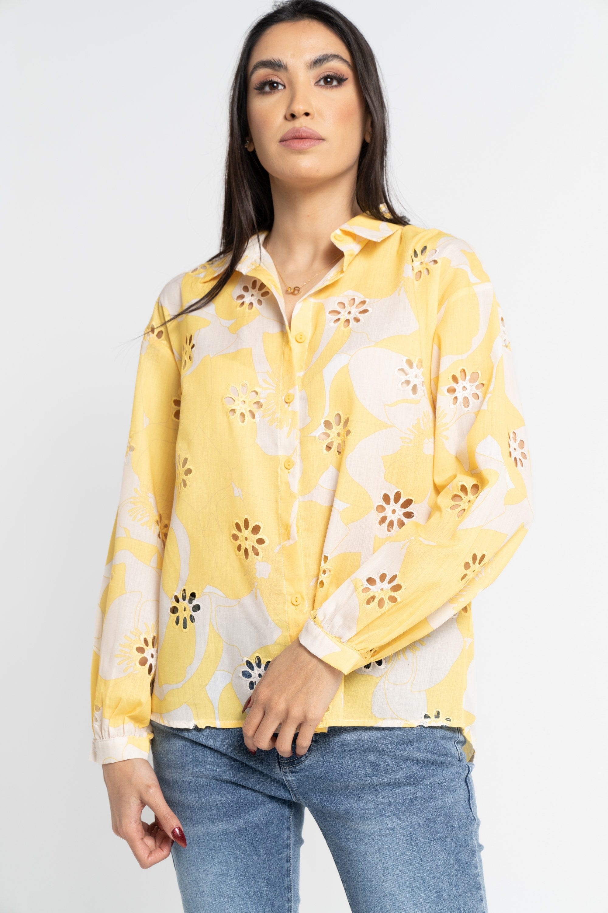 نتشي قميص بأكمام طويلة مخرم على شكل ورود نسائي