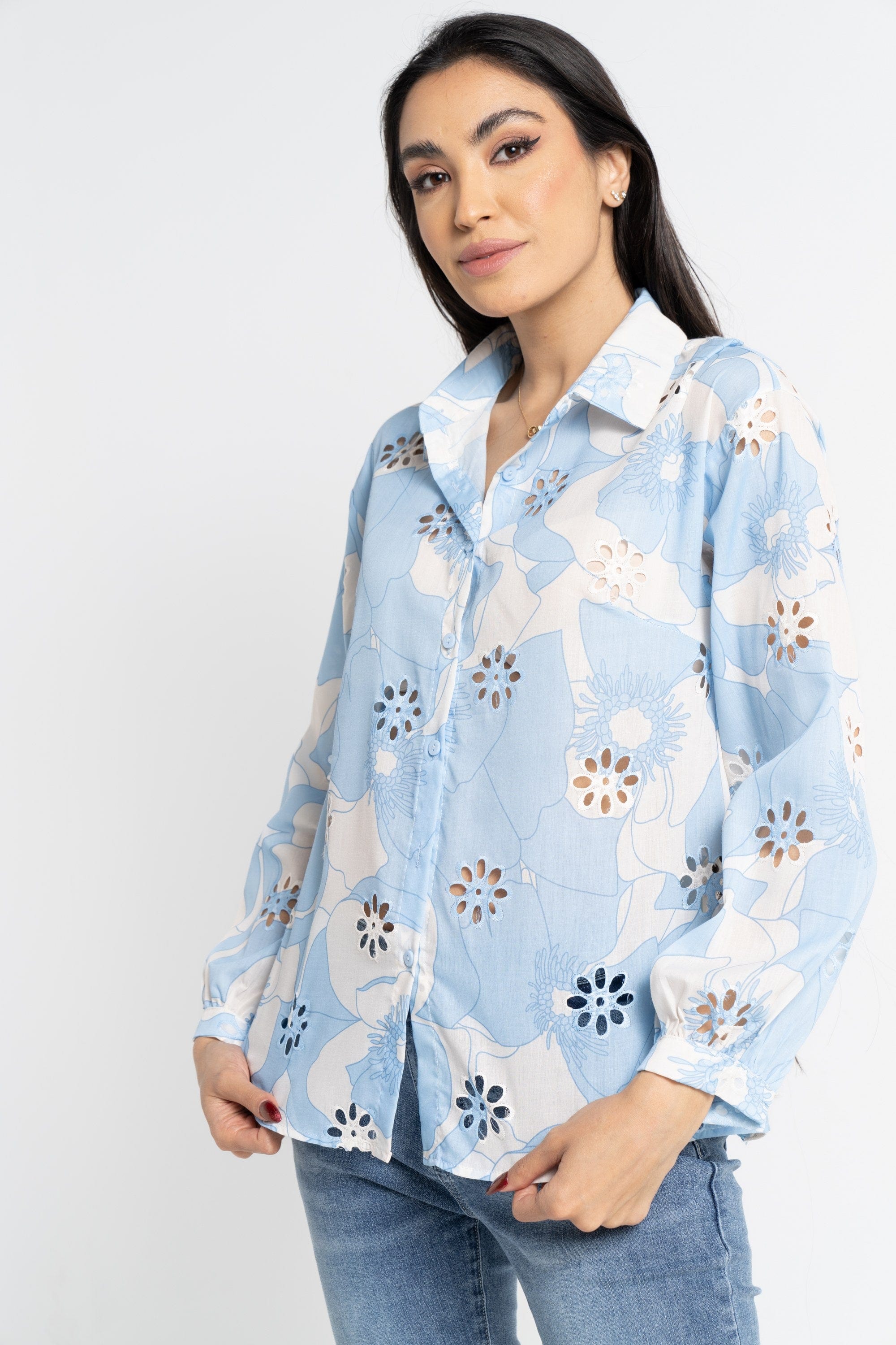 نتشي قميص بأكمام طويلة مخرم على شكل ورود نسائي