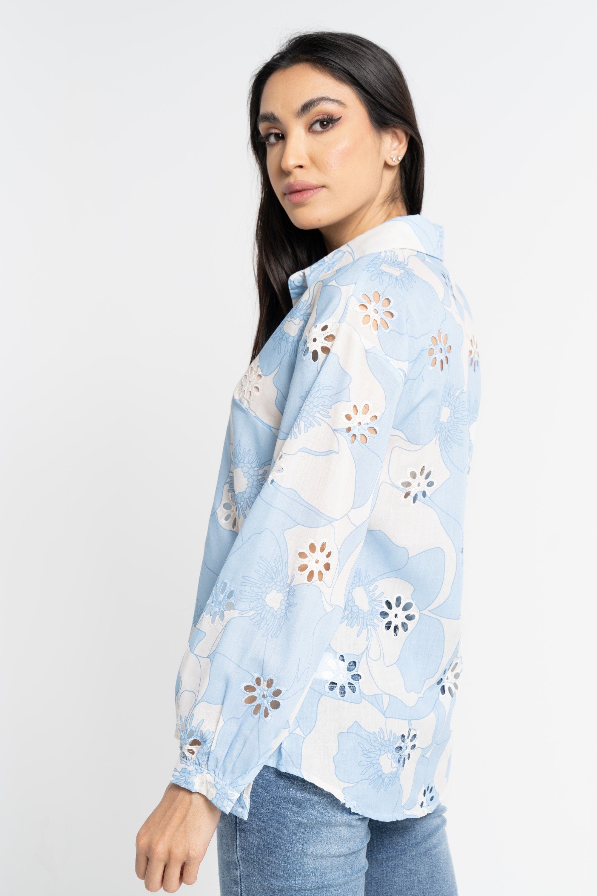 نتشي قميص بأكمام طويلة مخرم على شكل ورود نسائي