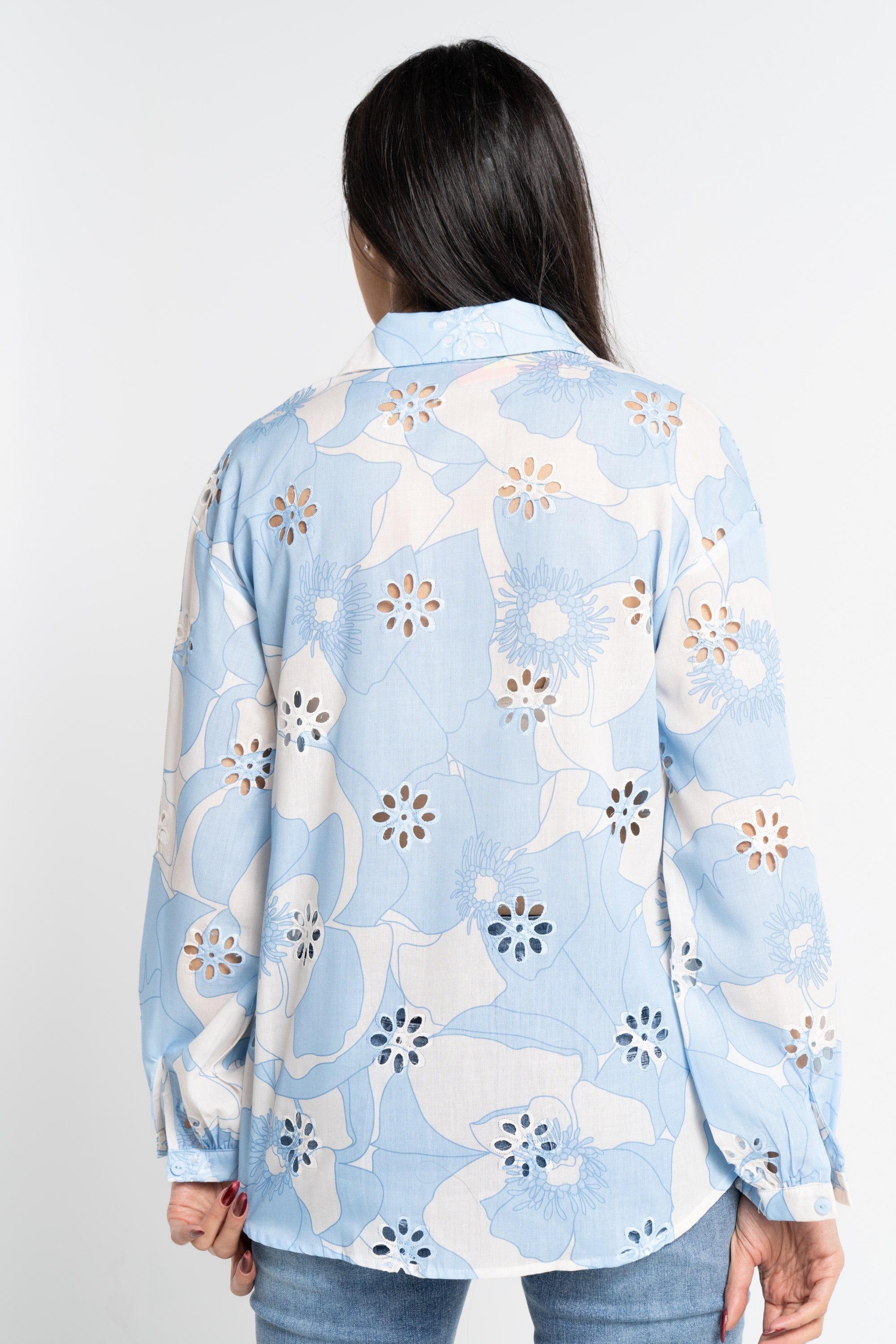 نتشي قميص بأكمام طويلة مخرم على شكل ورود نسائي