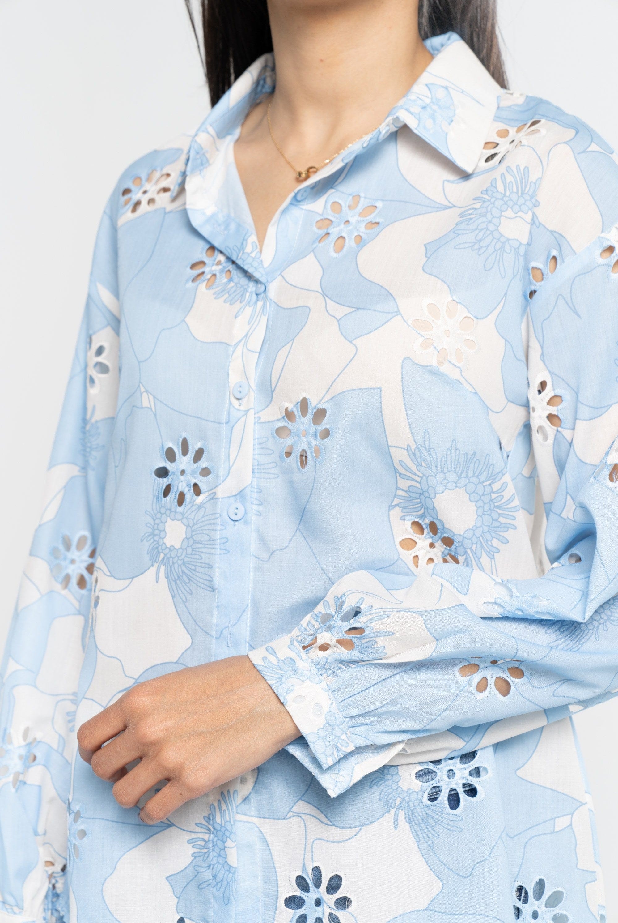 نتشي قميص بأكمام طويلة مخرم على شكل ورود نسائي