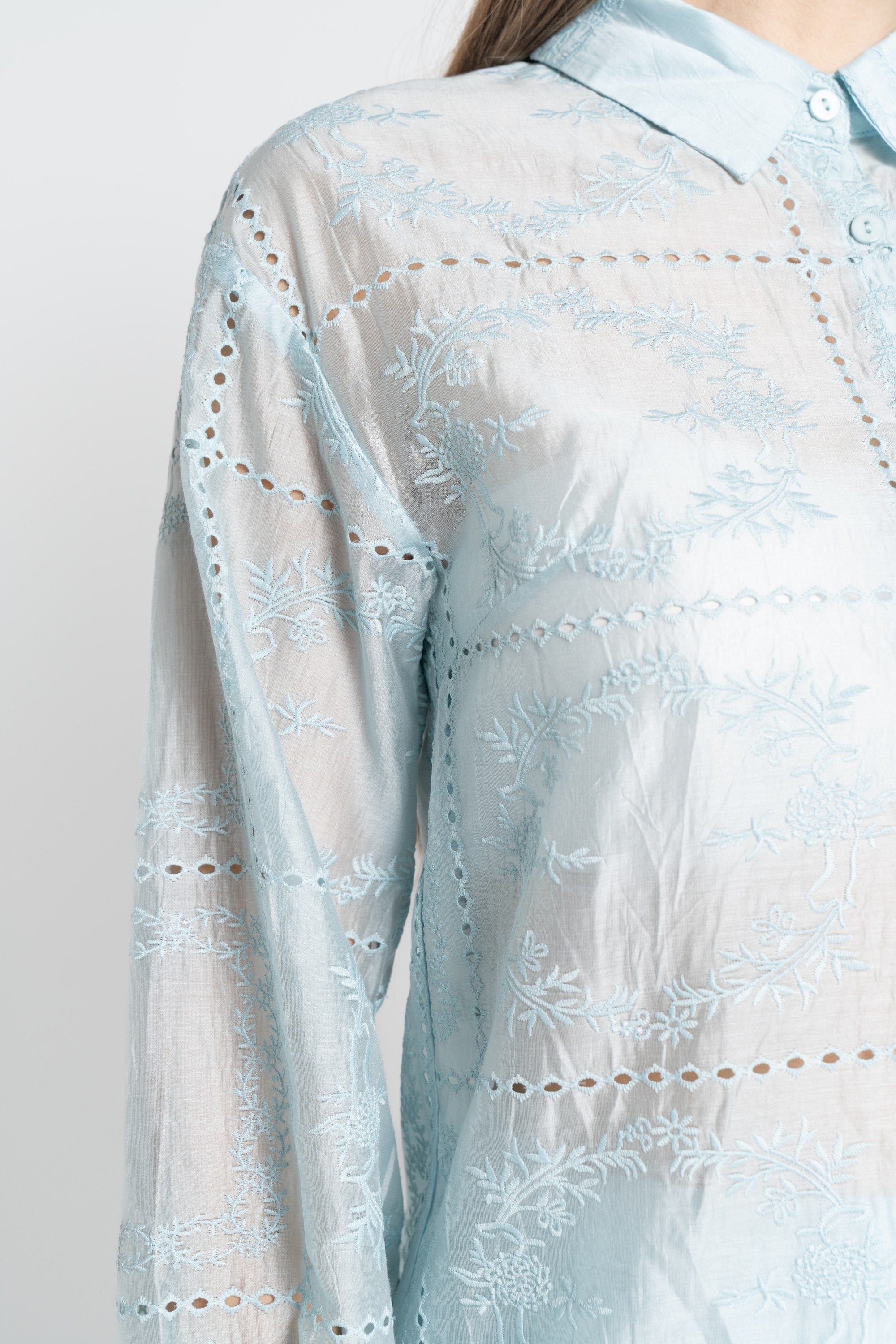 نتشي قميص طويل الأكمام مخرم مطرز نسائي