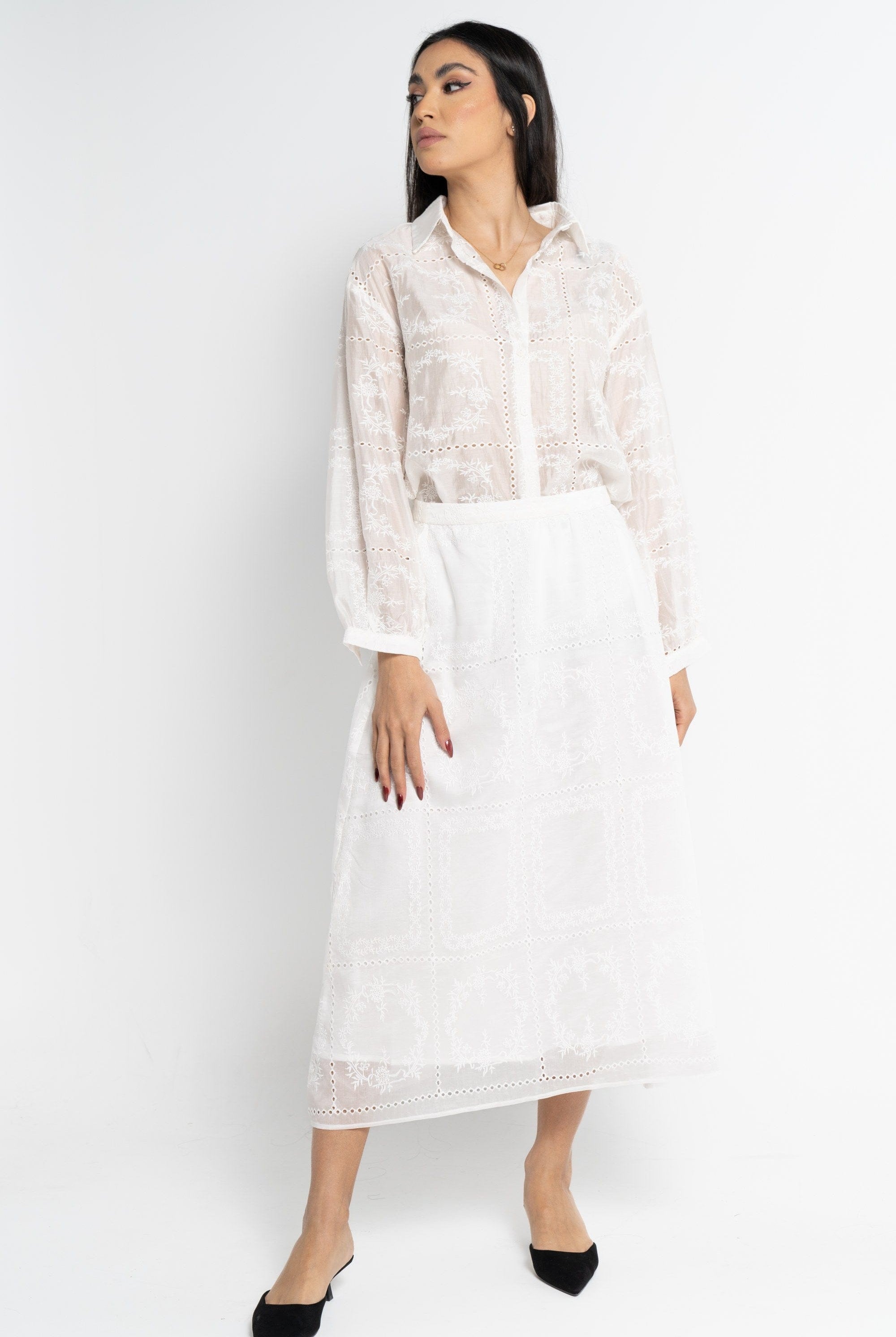 نتشي قميص طويل الأكمام مخرم مطرز نسائي