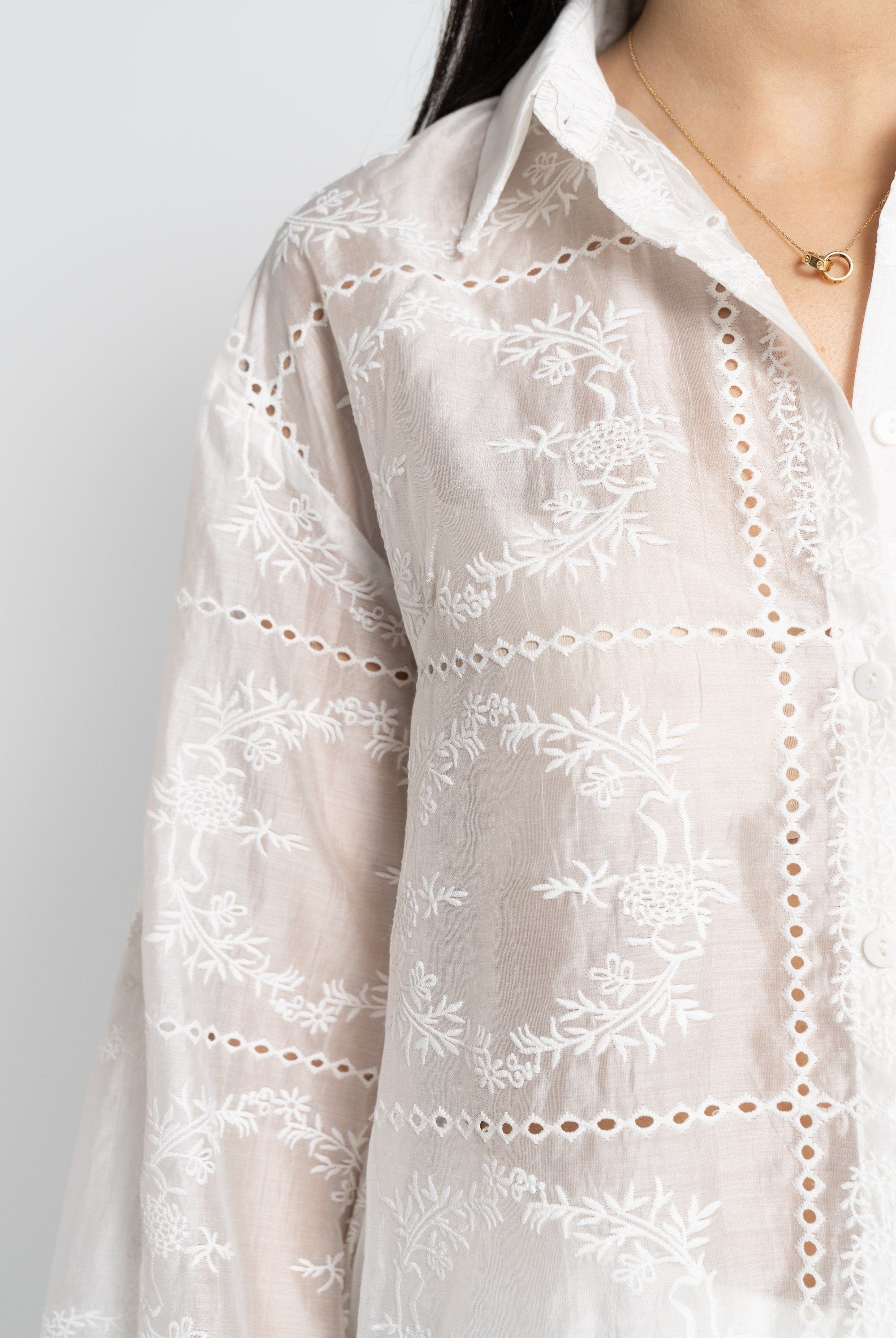 نتشي قميص طويل الأكمام مخرم مطرز نسائي