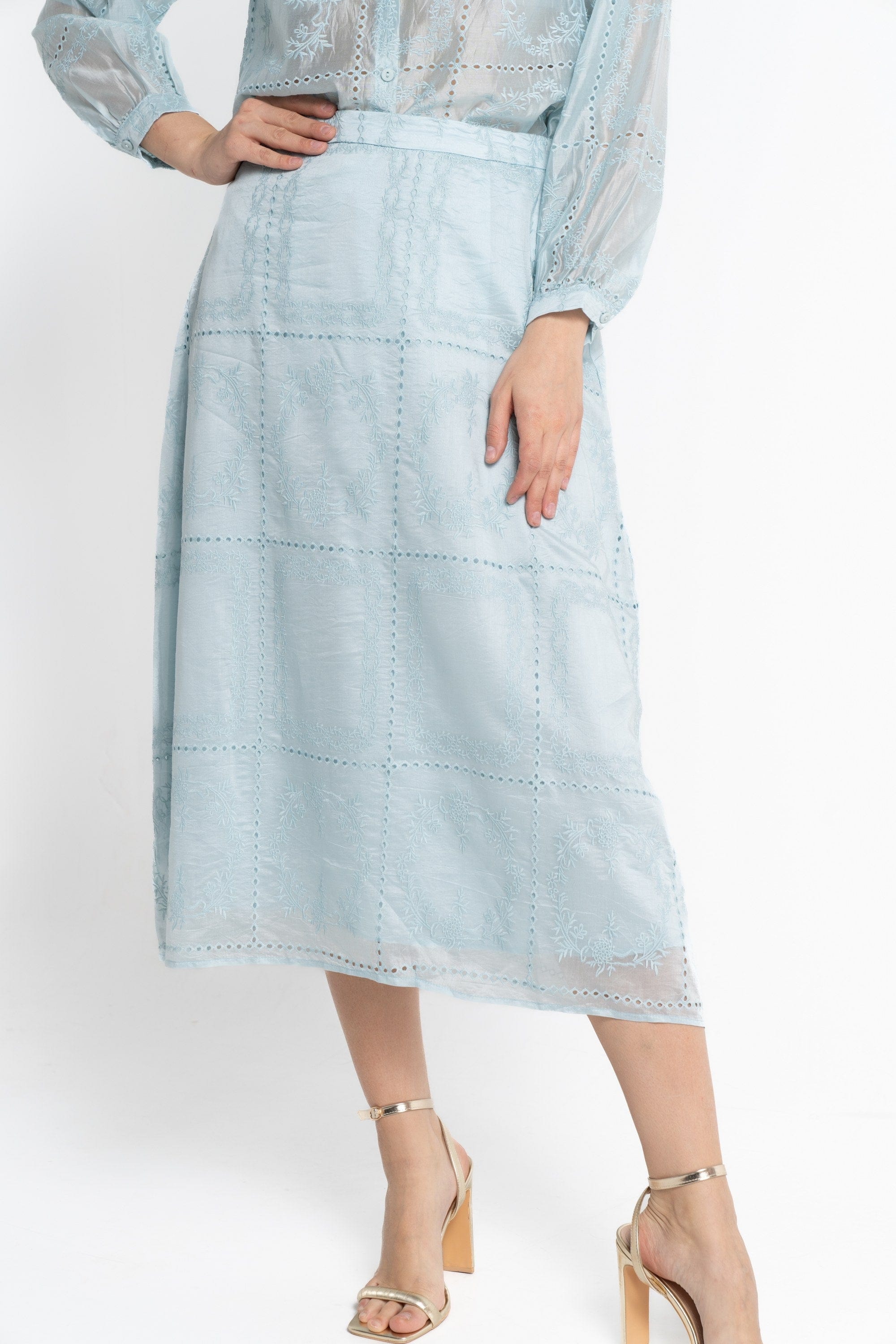 نتشي تنورة ميدي نسائية بتطريز مخرم