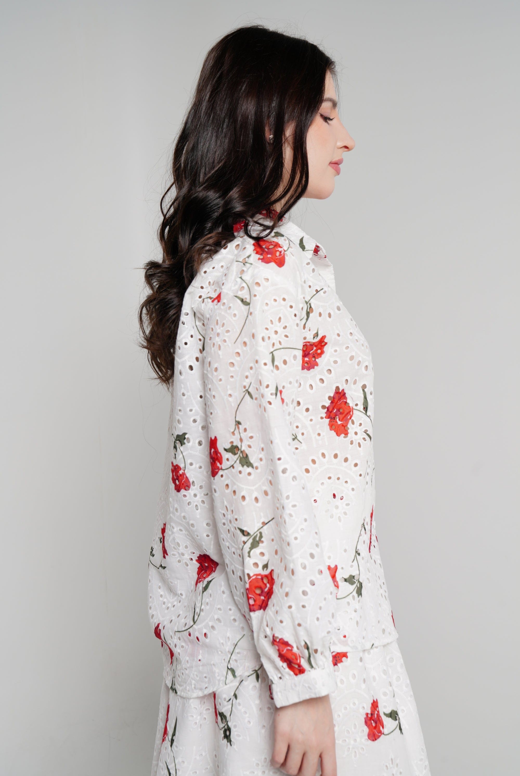 نتشي قميص بأكمام طويلة مخرم مورد نسائي أوف وايت