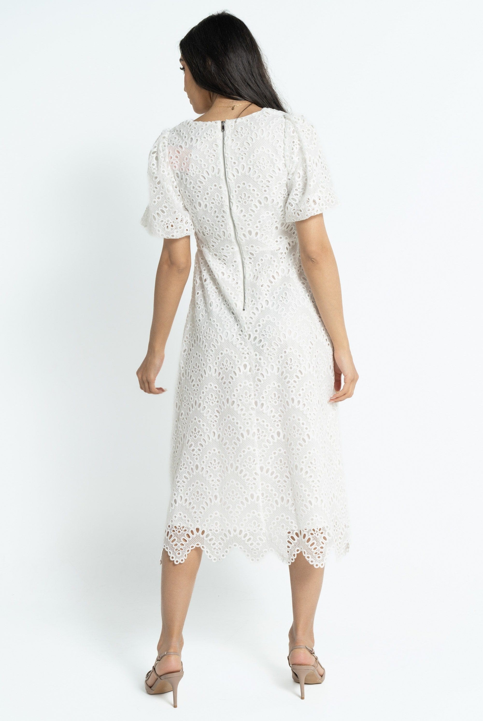 نتشي فستان ميدي بأكمام قصيرة مخرم بخصر