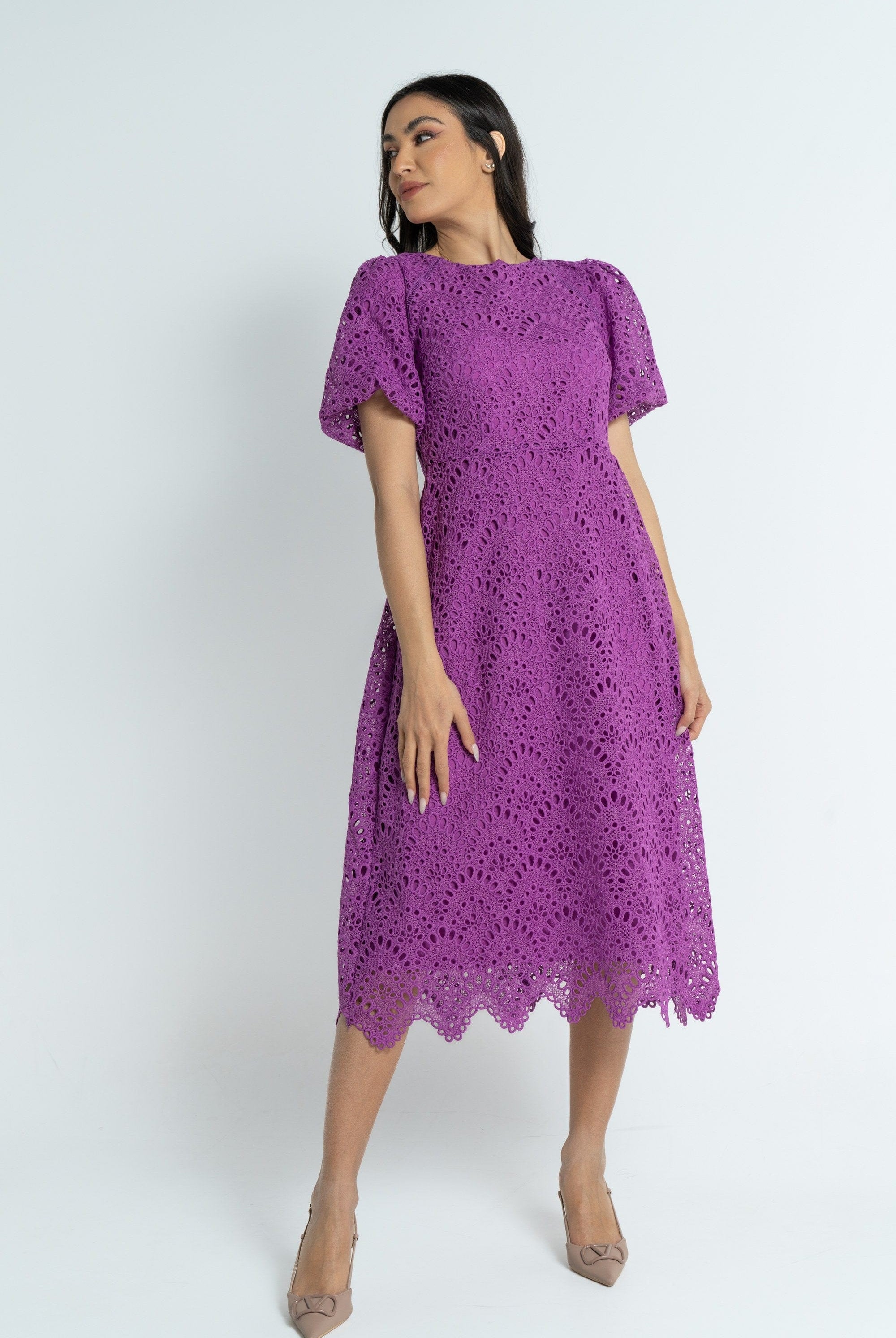 نتشي فستان ميدي بأكمام قصيرة مخرم بخصر