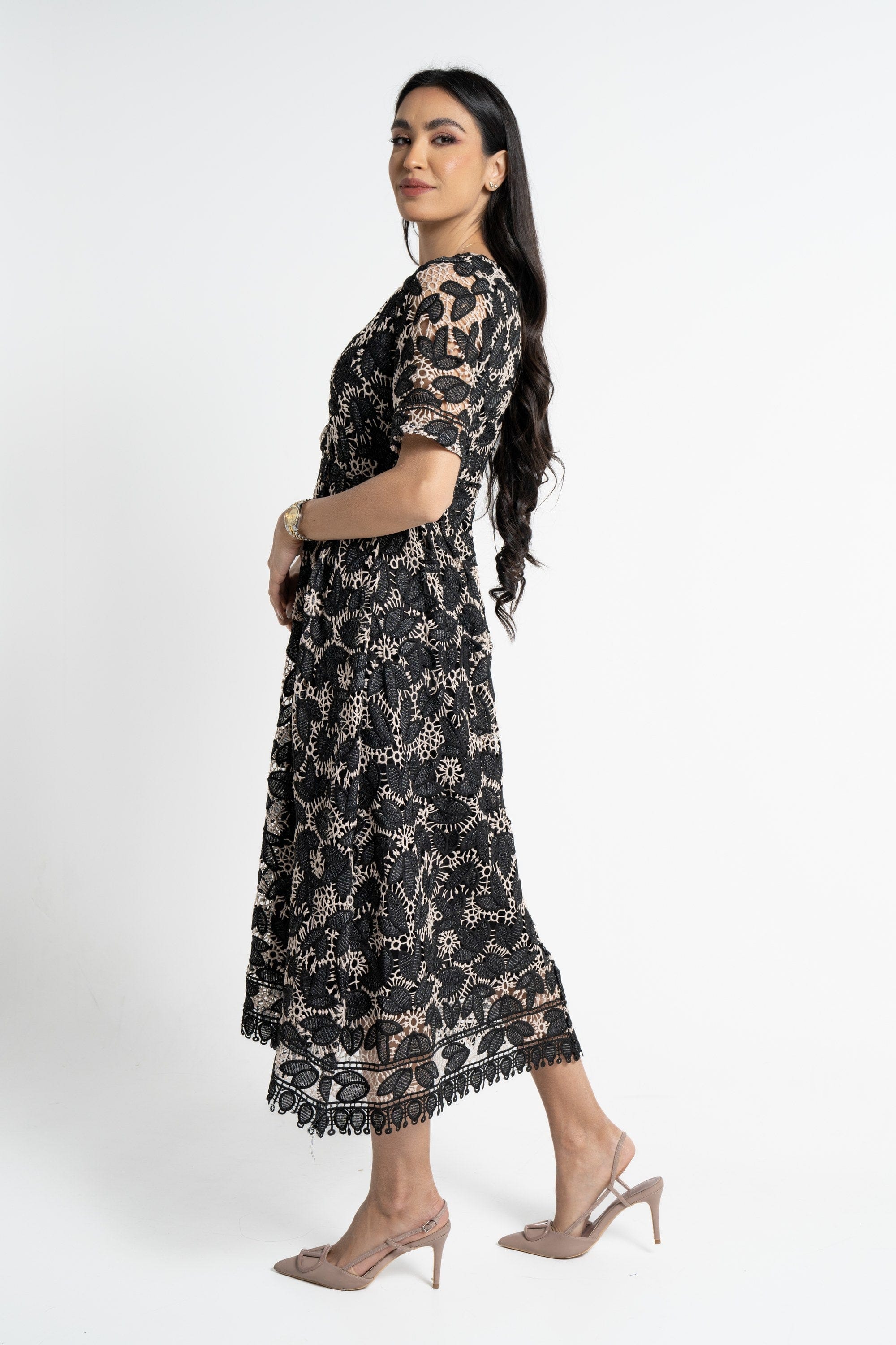 نتشي فستان ميدي بأكمام قصيرة بشكل ورق شجر مخصر نسائي أسود