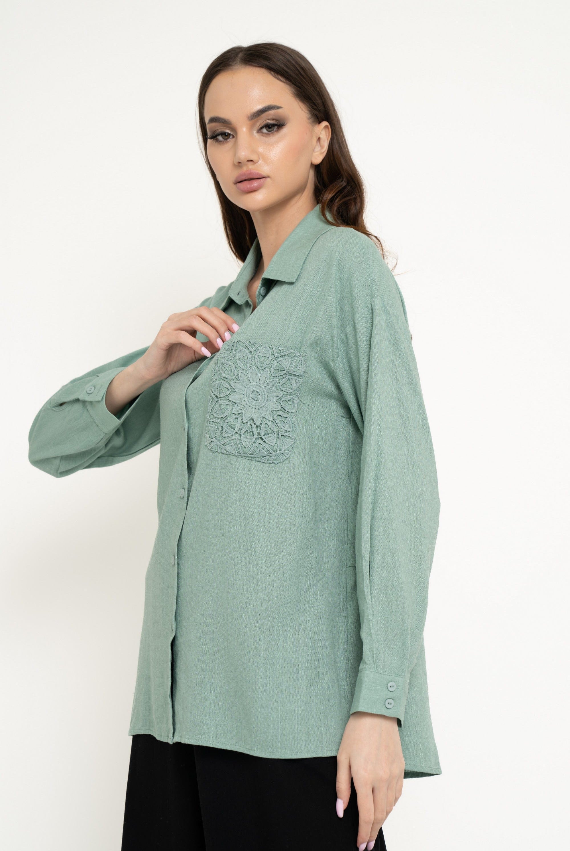 نتشي قميص سادة بجيب مورد بأزرار أمامية كم طويل نسائي