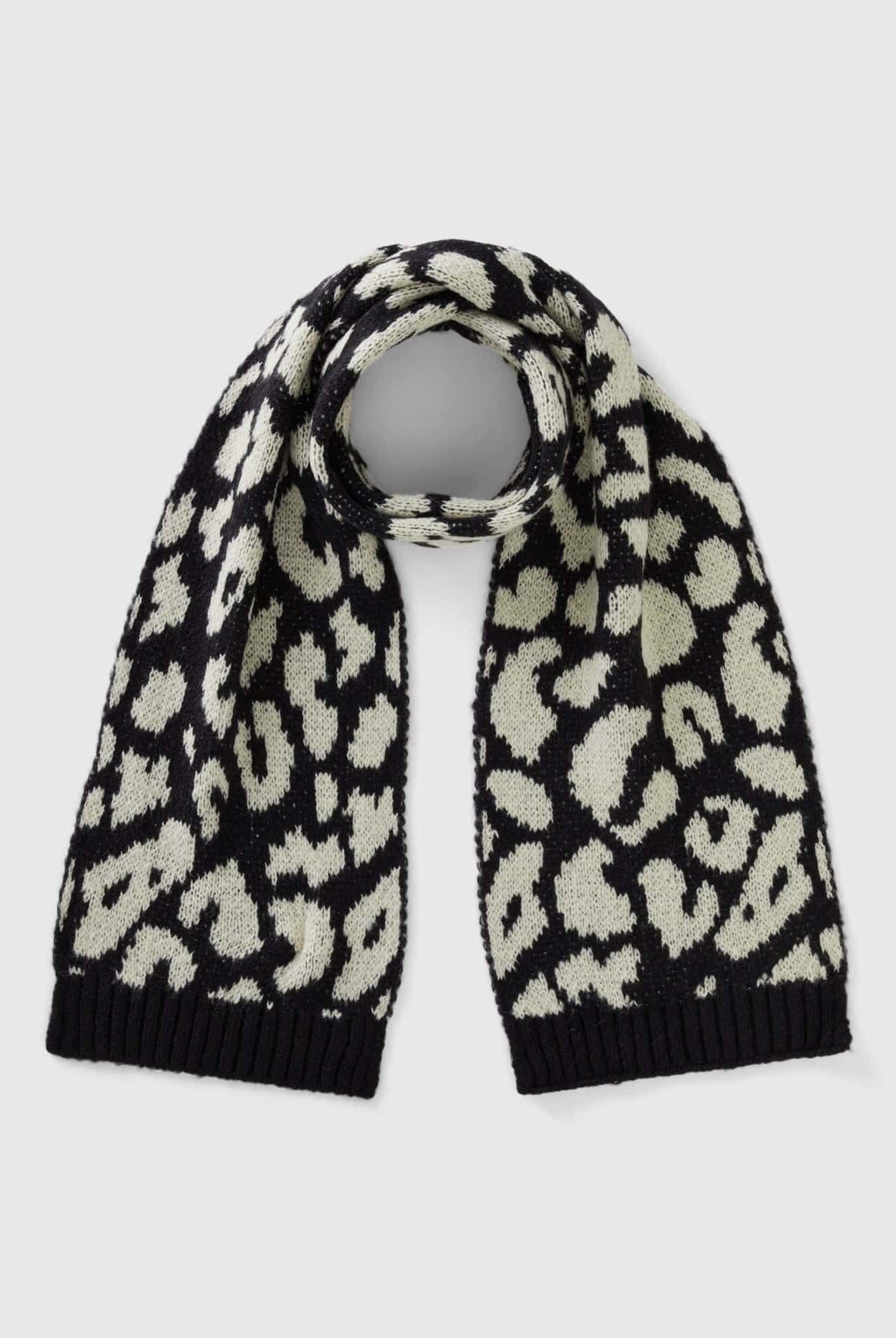 يونايتد كولورز اوف بينيتون وشاح بنقشة حيوانية من مزيج الصوف بناتي