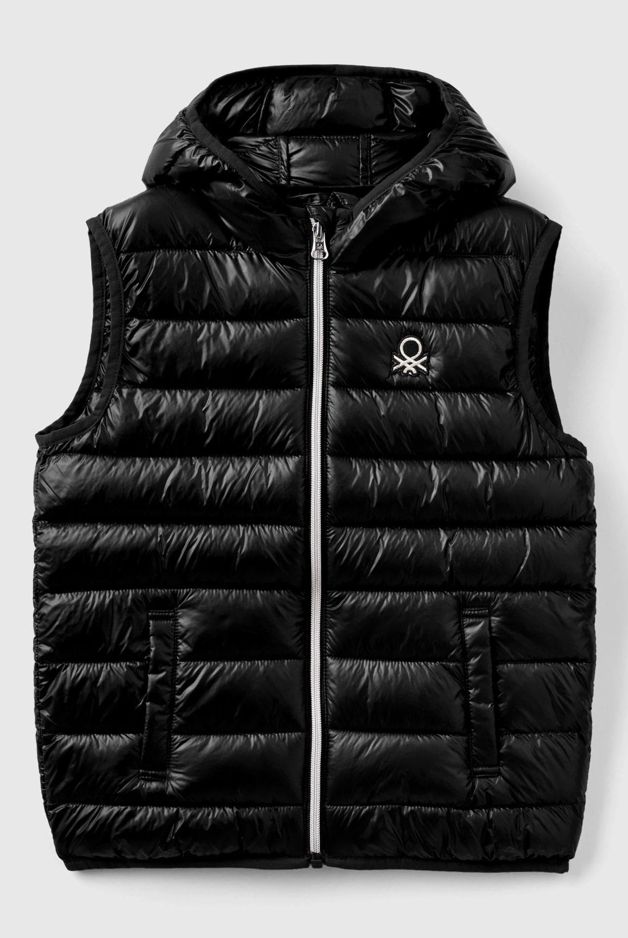 يونايتد كولورز اوف بينيتون سترة اطفال مبطنة بقلنسوة بها شعار بدون اكمام