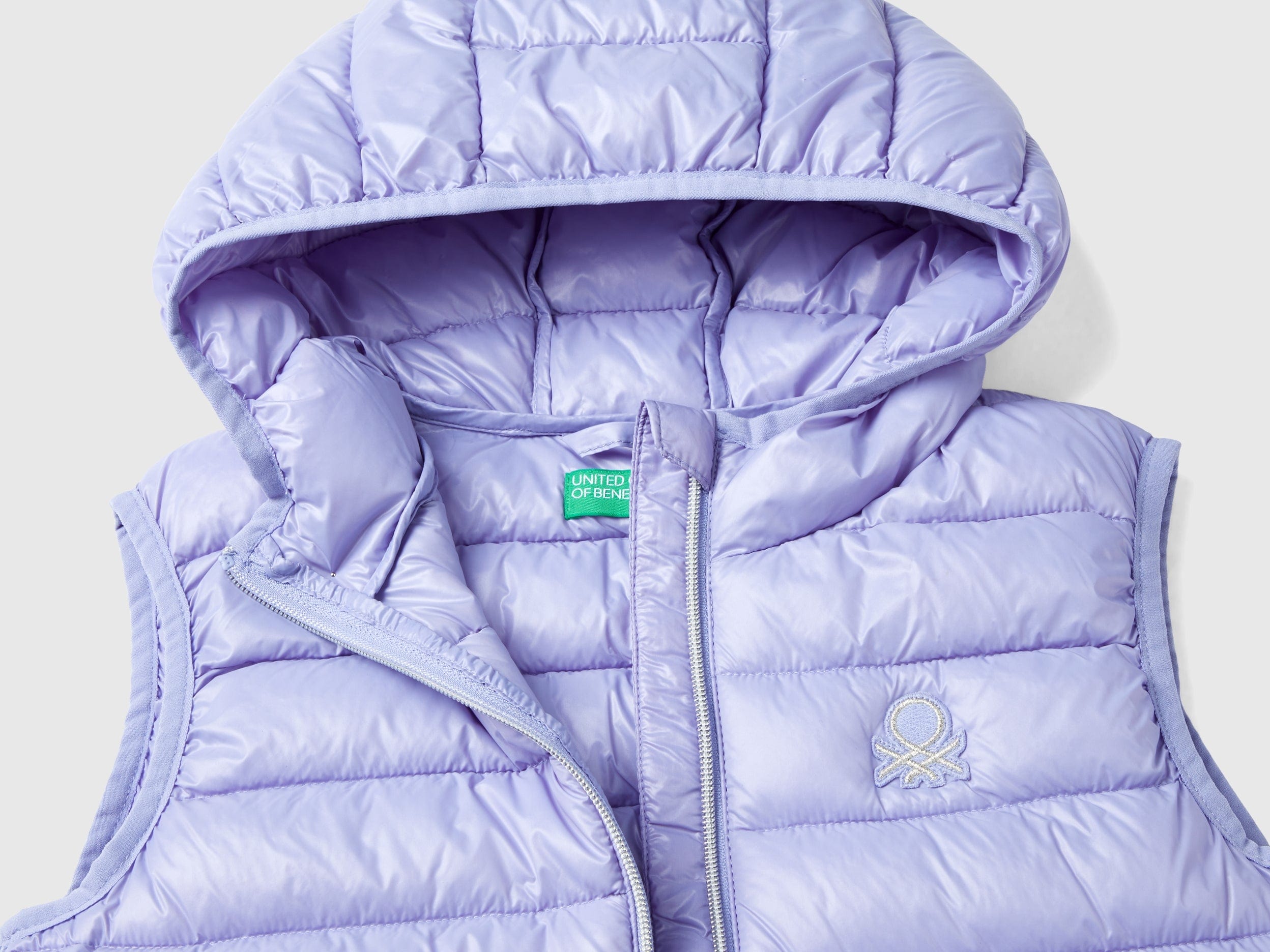 يونايتد كولورز اوف بينيتون سترة اطفال مبطنة بقلنسوة بها شعار بدون اكمام