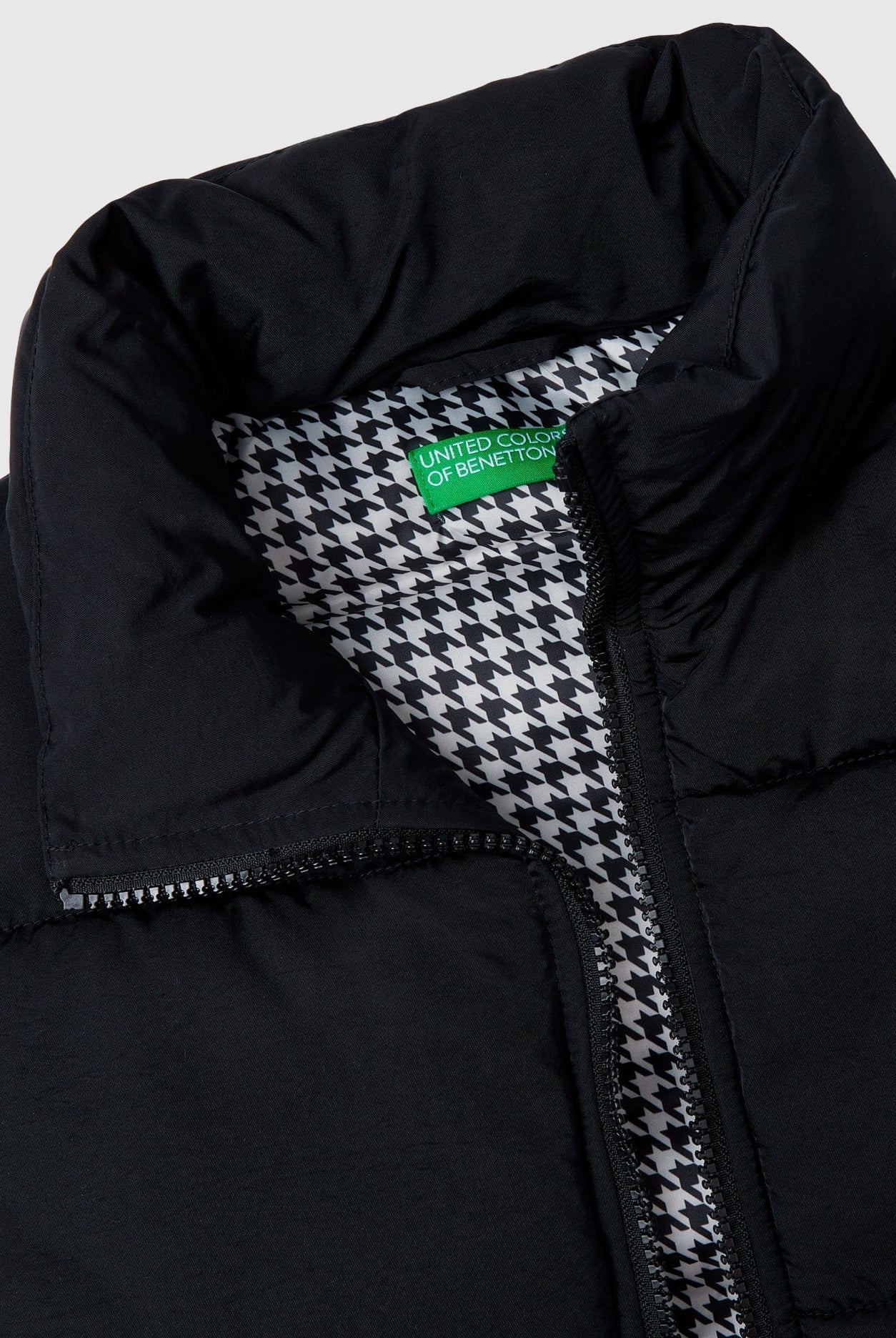 يونايتد كولورز اوف بينيتون سترة اطفال ضد المطر مبطنة بجيوب بدون اكمام