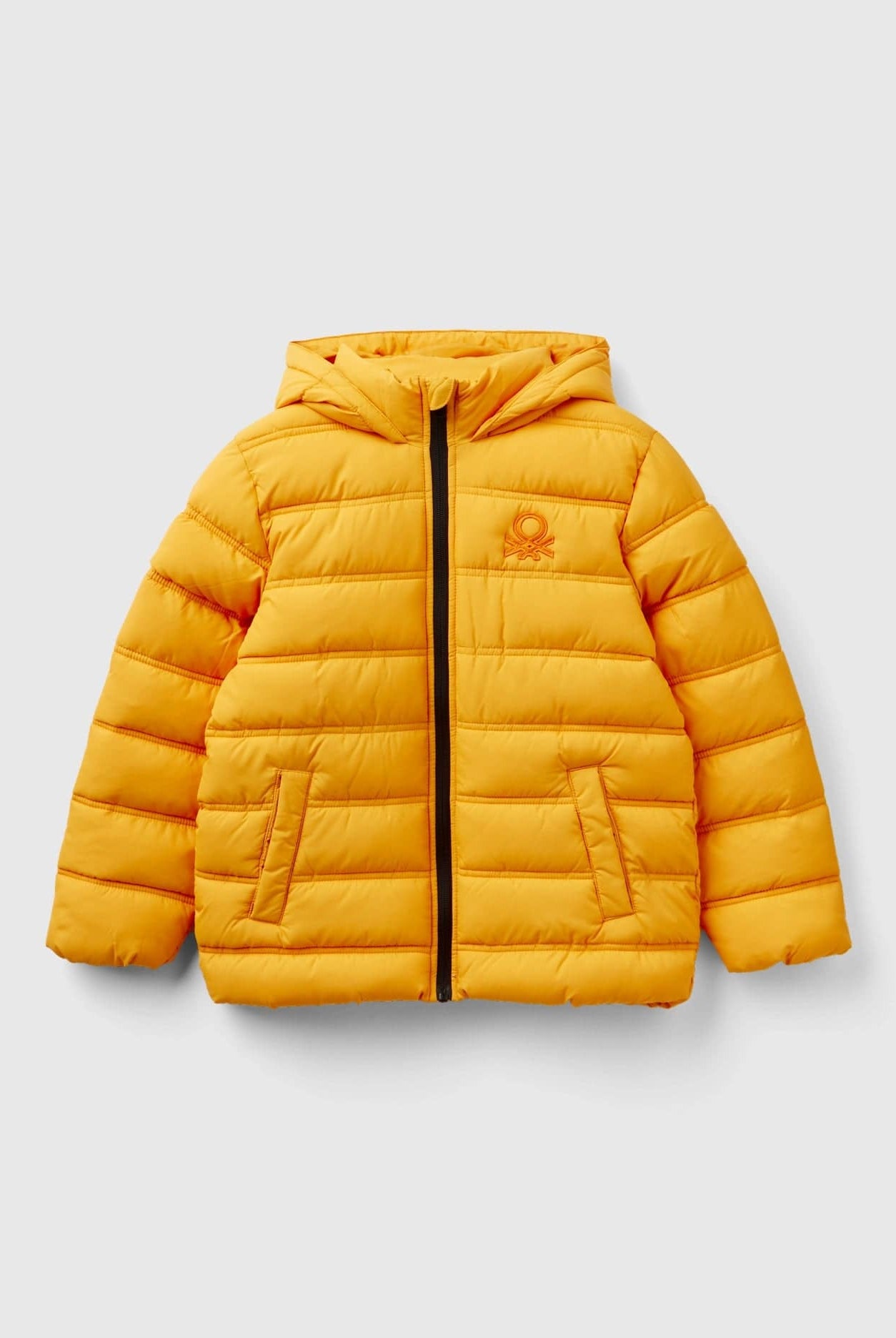 يونايتد كولورز اوف بينيتون جاكيت اطفالي منفوخ بغطاء رأس وشعار