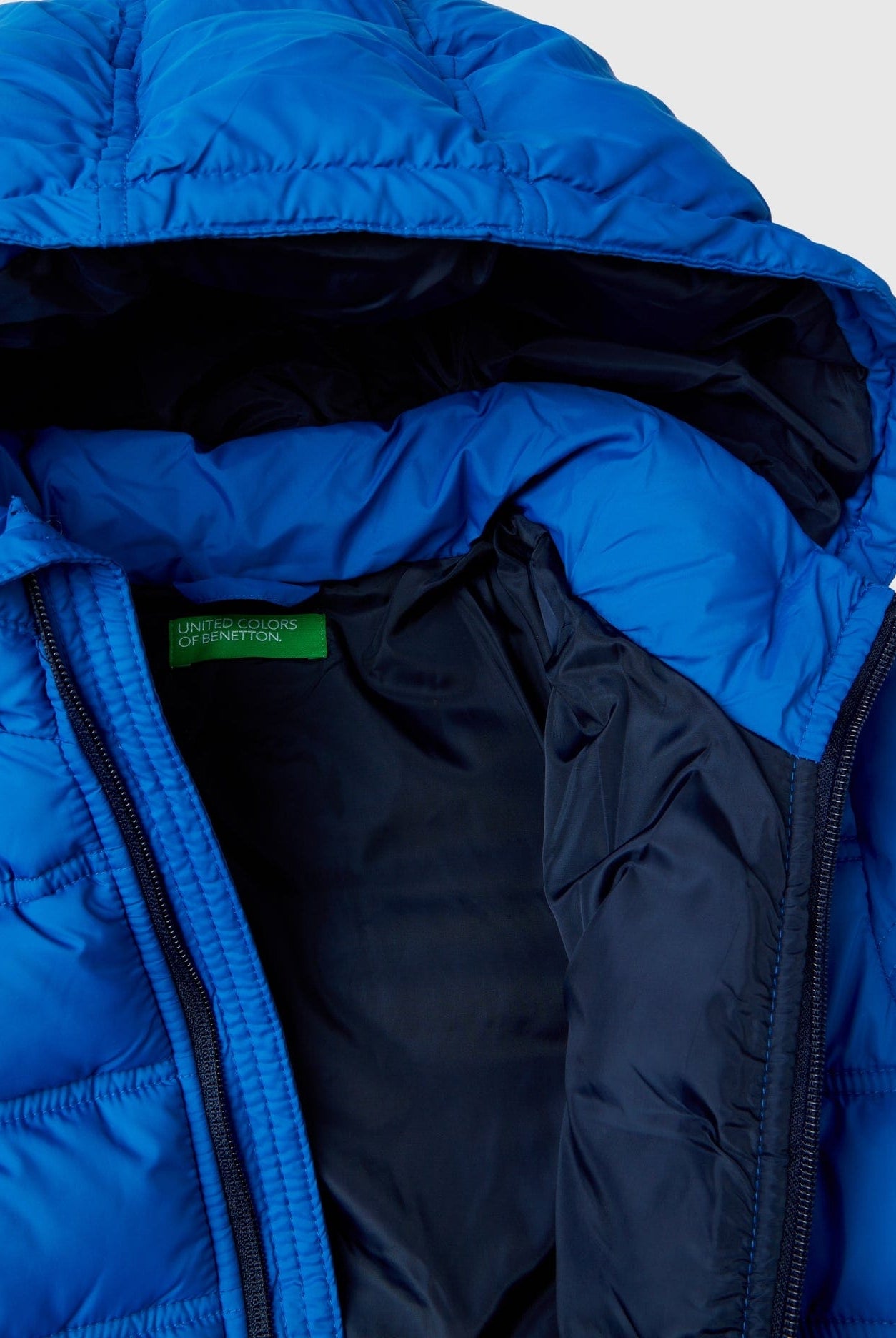 يونايتد كولورز اوف بينيتون جاكيت اطفالي منفوخ بغطاء رأس وشعار