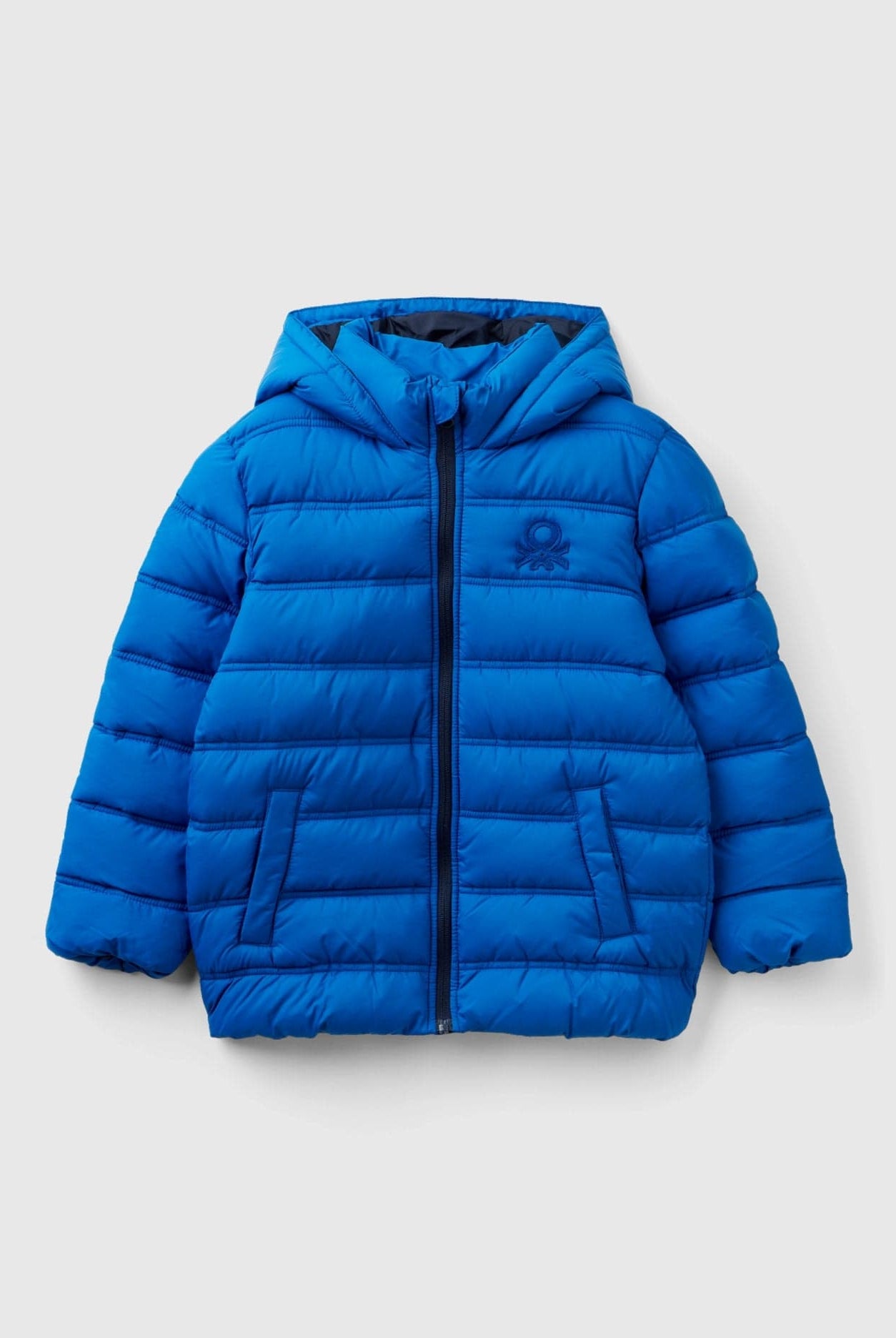 يونايتد كولورز اوف بينيتون جاكيت اطفالي منفوخ بغطاء رأس وشعار