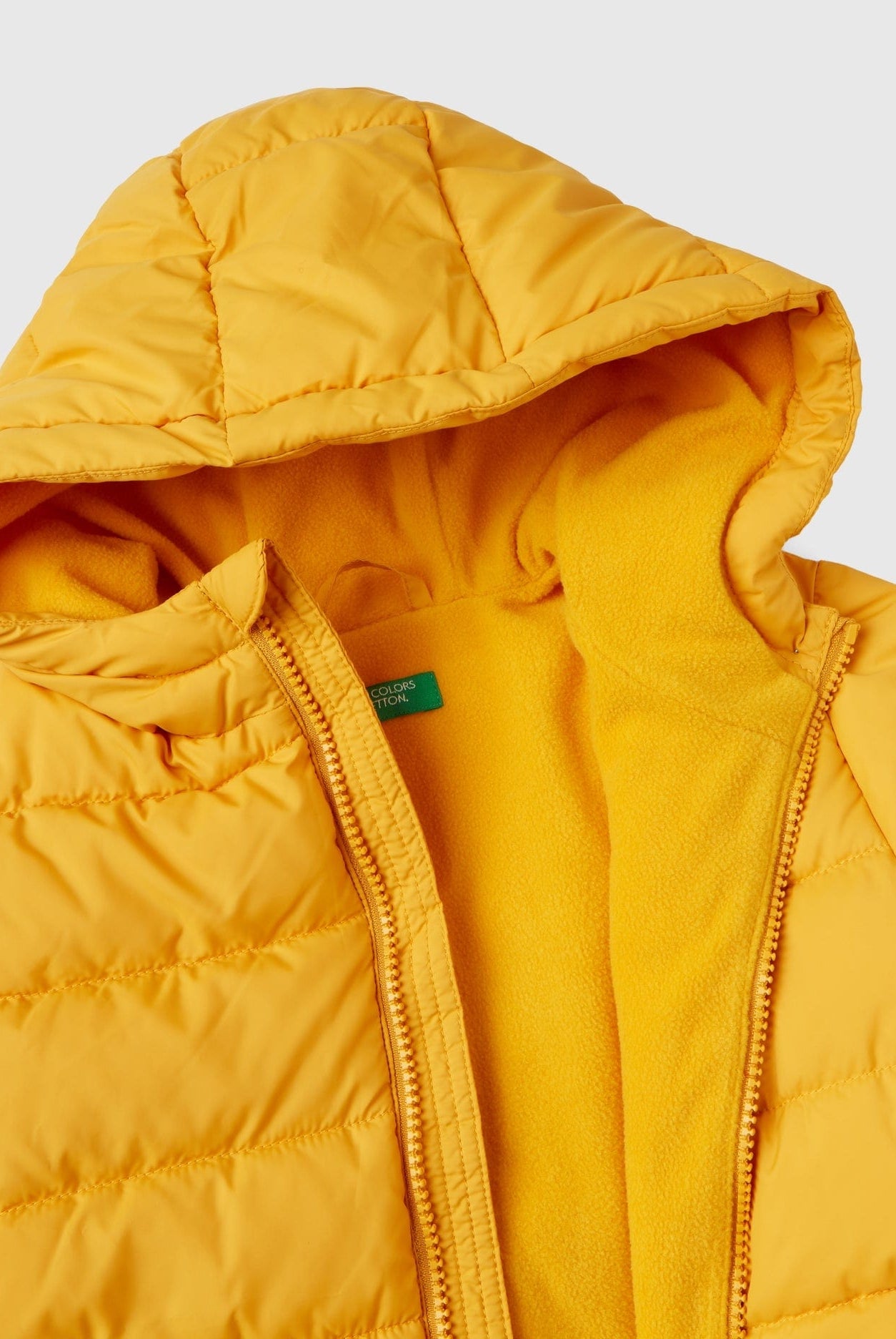 يونايتد كولورز اوف بينيتون جاكيت بافار بغطاء رأس وشعار أطفالي