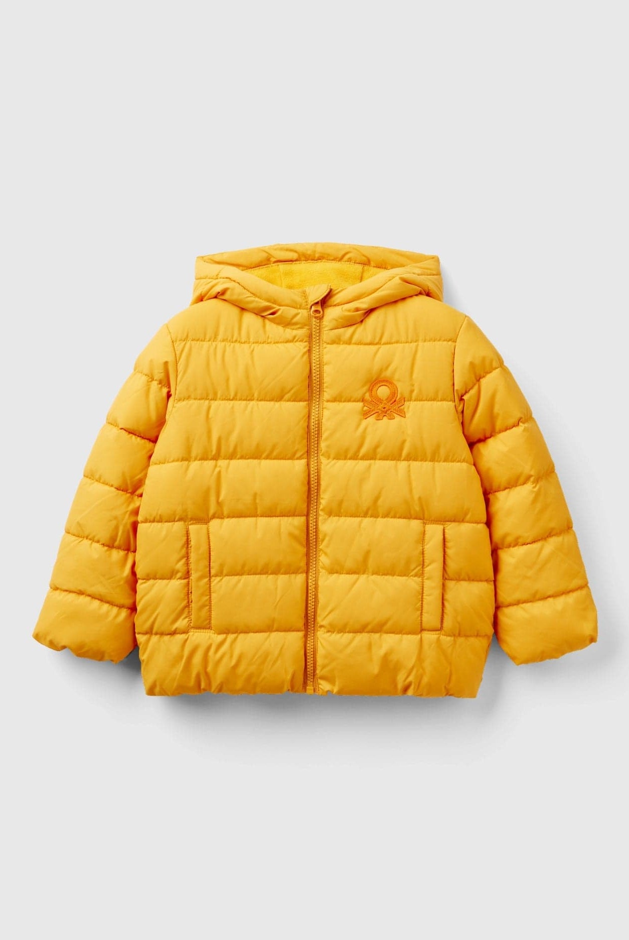 يونايتد كولورز اوف بينيتون جاكيت بافار بغطاء رأس وشعار أطفالي