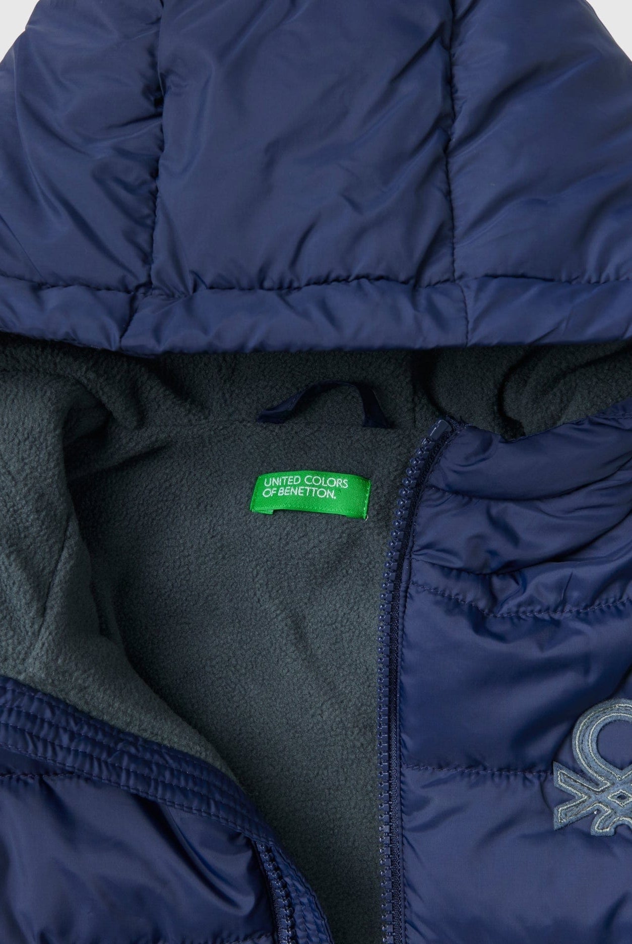 يونايتد كولورز اوف بينيتون جاكيت بافار بغطاء رأس وشعار أطفالي