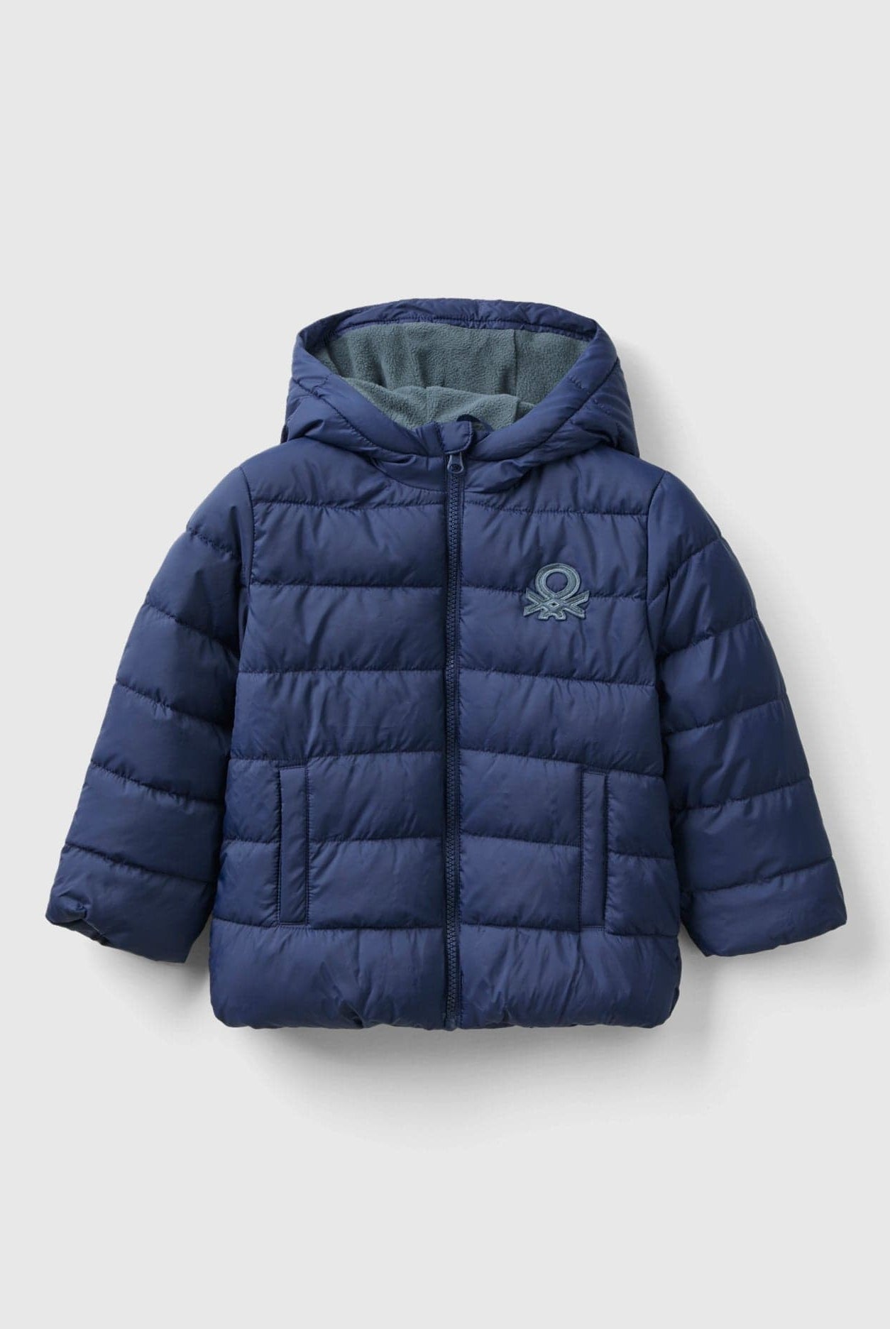 يونايتد كولورز اوف بينيتون جاكيت بافار بغطاء رأس وشعار أطفالي