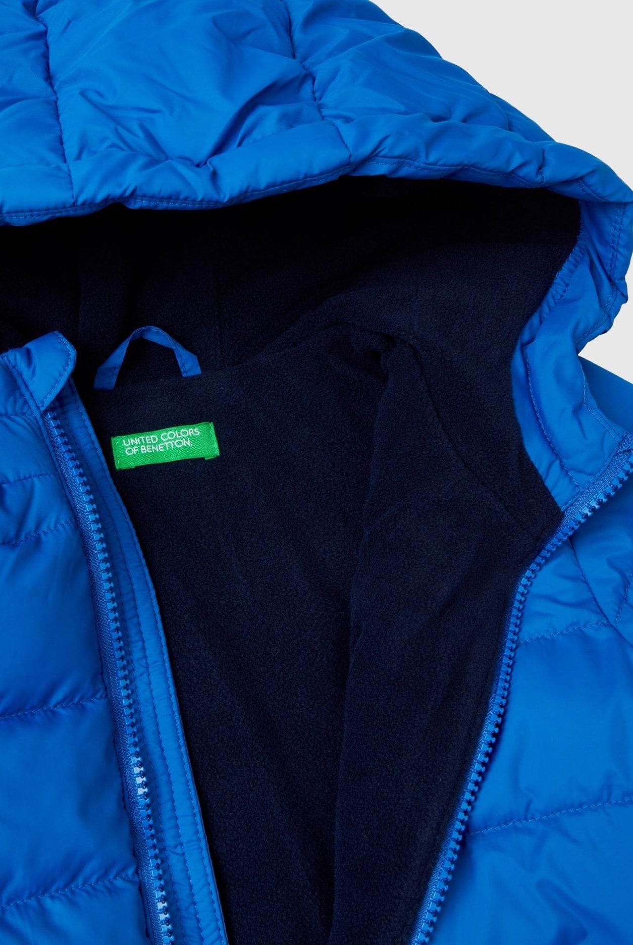 يونايتد كولورز اوف بينيتون جاكيت بافار بغطاء رأس وشعار أطفالي