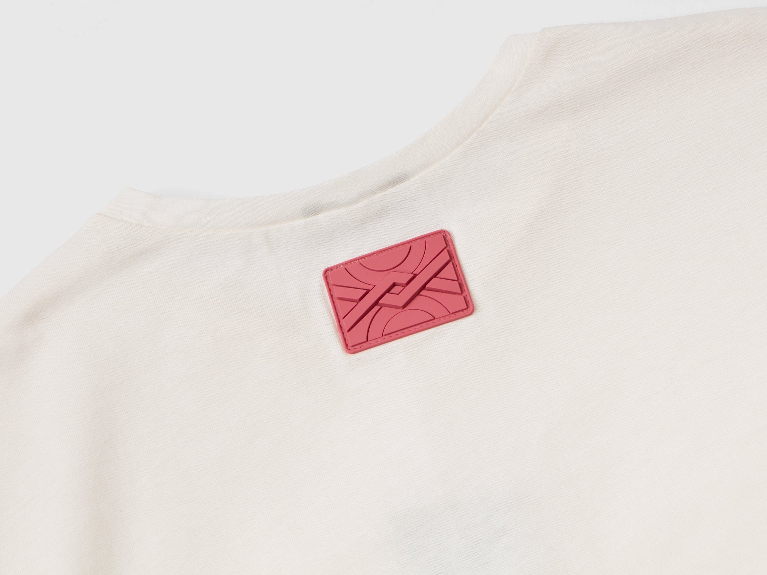 يونايتد كولورز اوف بينيتون تي شيرت بناتي بأكمام قصيرة مع كشكش عالاكمام