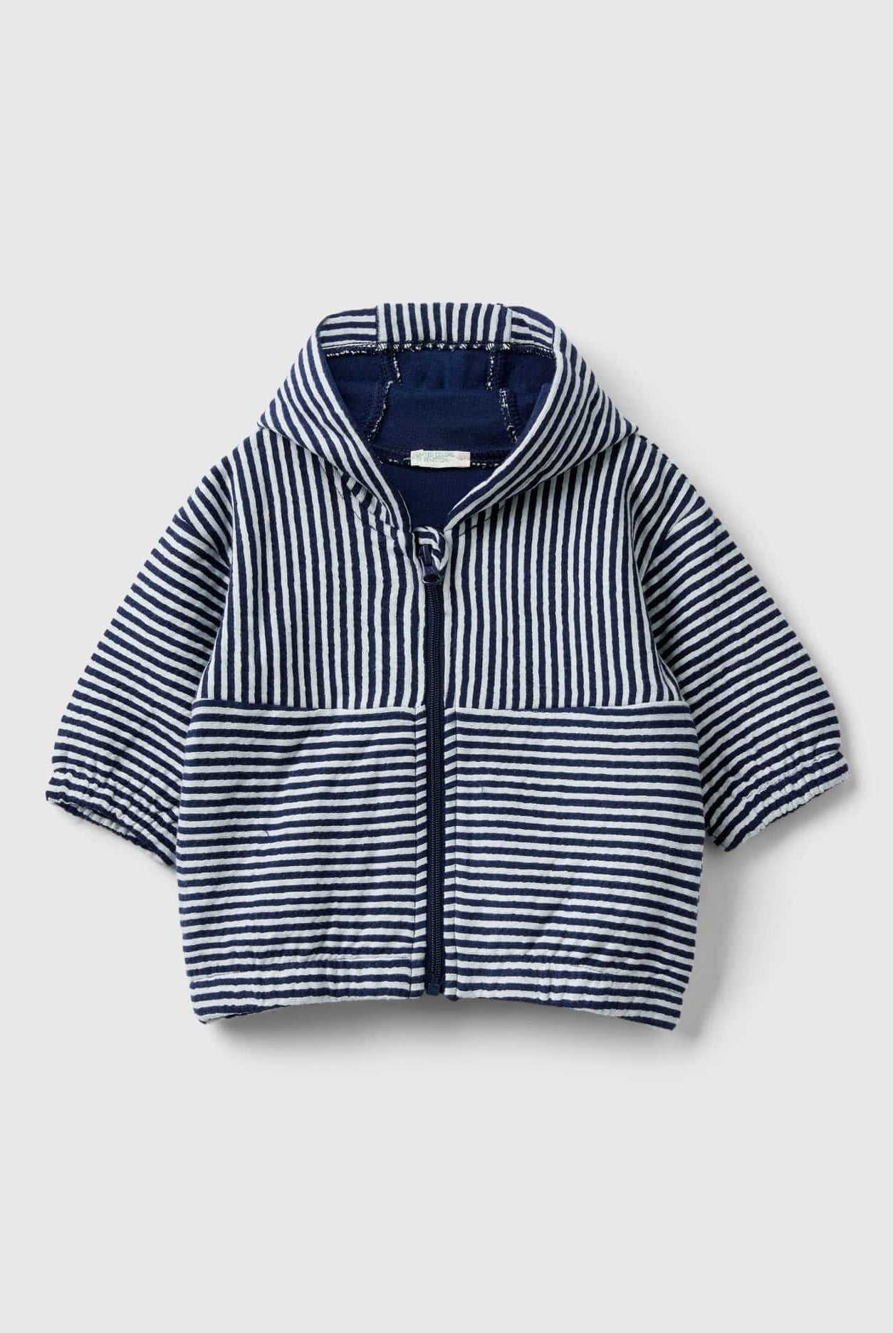 يونايتد كولورز اوف بينيتون قميص قطن مخطط بنسبة 100% بقبعة رضع