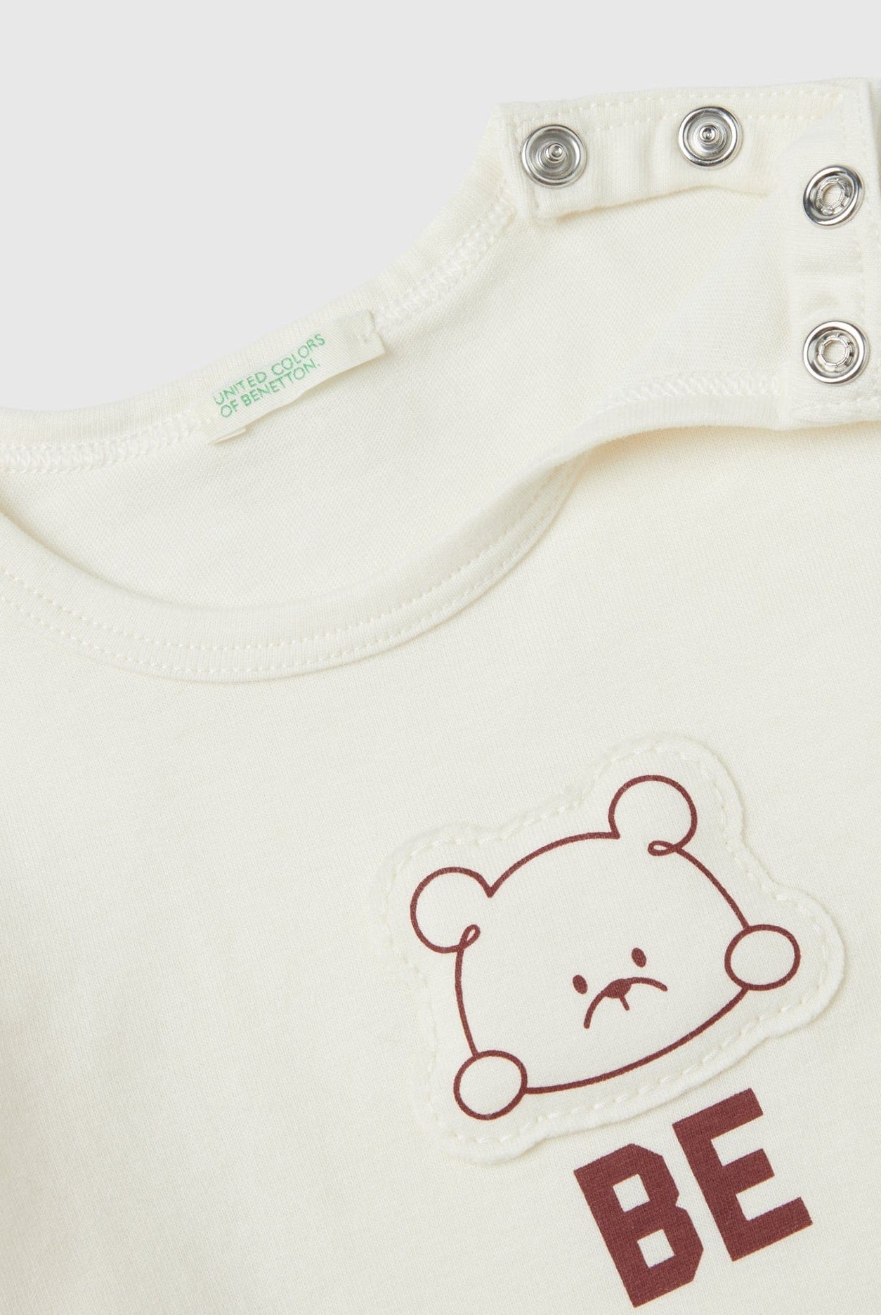 يونايتد كولورز اوف بينيتون تي شيرت من القطن 100% مع بادج