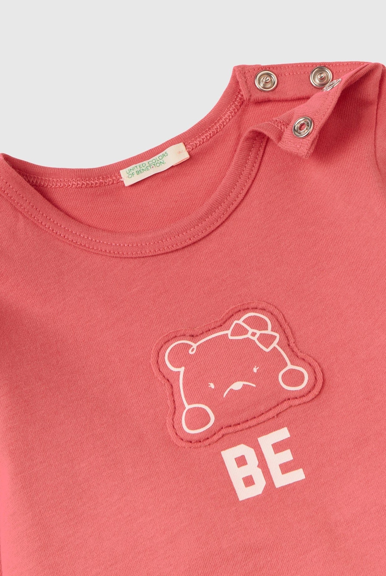 يونايتد كولورز اوف بينيتون تي شيرت من القطن 100% مع بادج