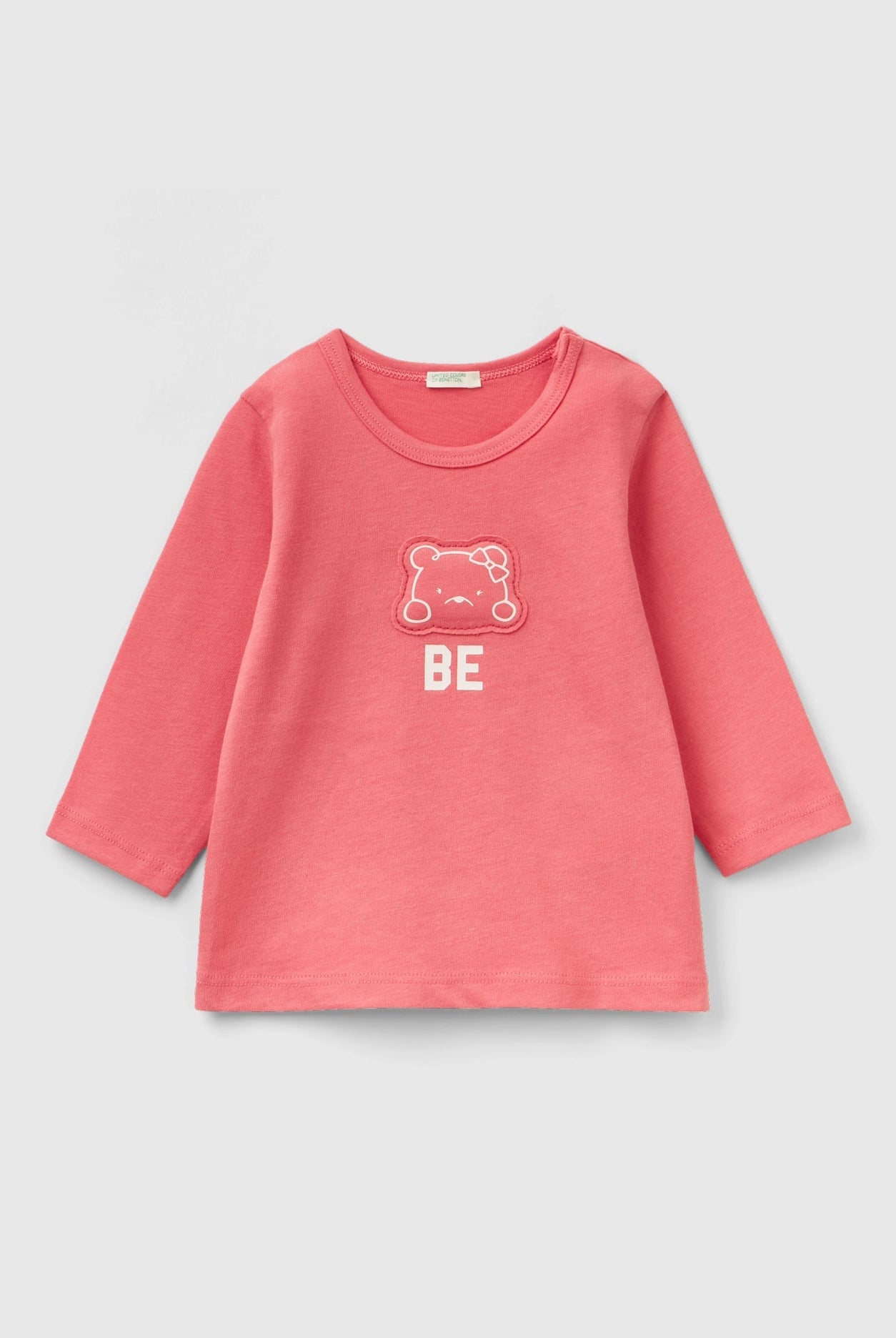 يونايتد كولورز اوف بينيتون تي شيرت من القطن 100% مع بادج