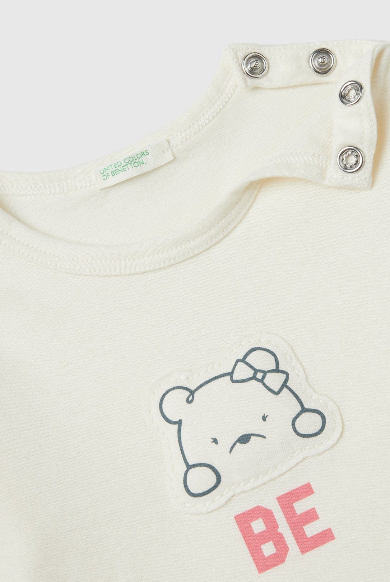 يونايتد كولورز اوف بينيتون تي شيرت من القطن 100% مع بادج