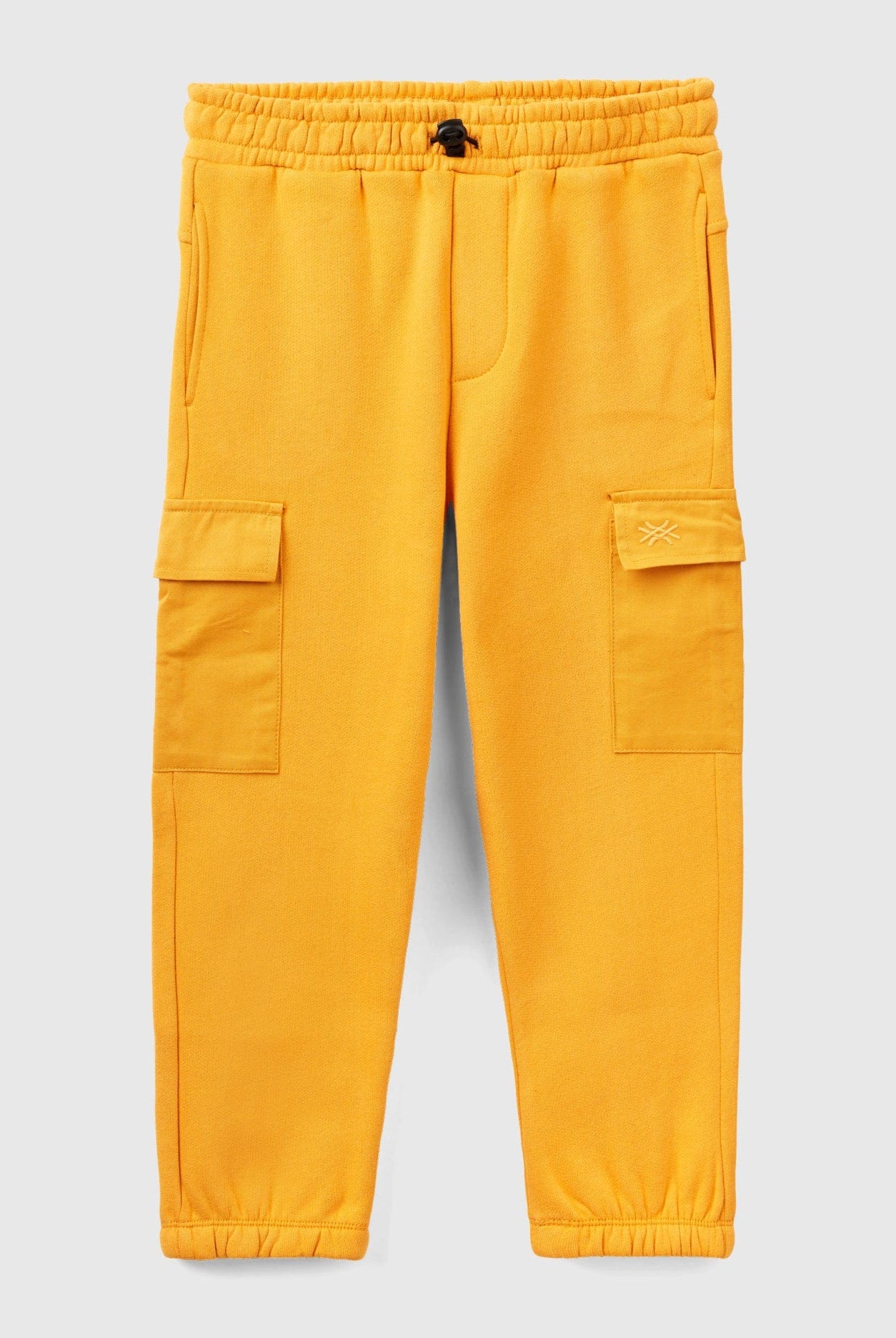 يونايتد كولورز اوف بينيتون بنطلون اطفالي رياضي بتفاصيل شعار وجيب كارجو