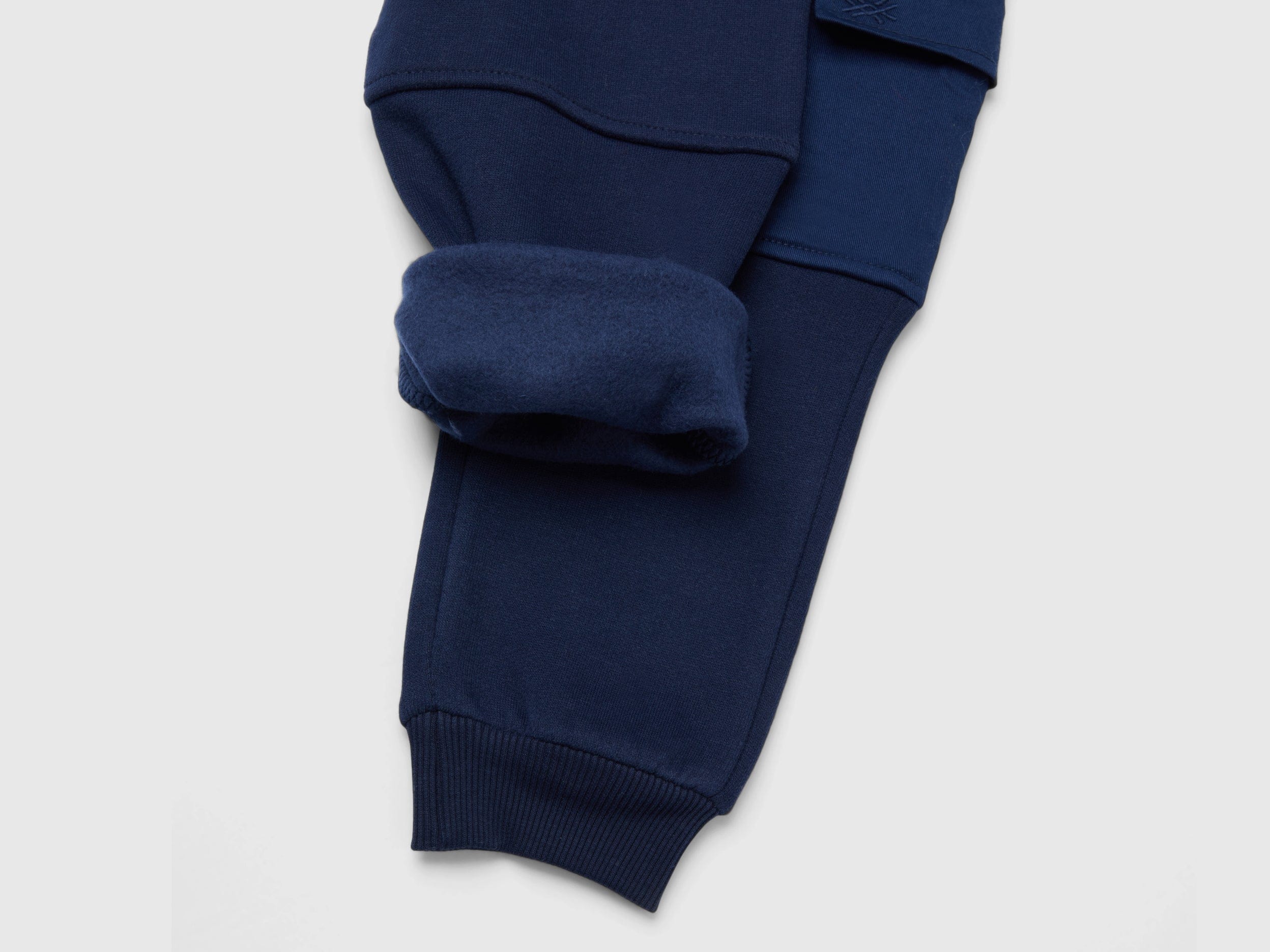 يونايتد كولورز اوف بينيتون بنطلون اطفالي رياضي بتفاصيل شعار على الخصر