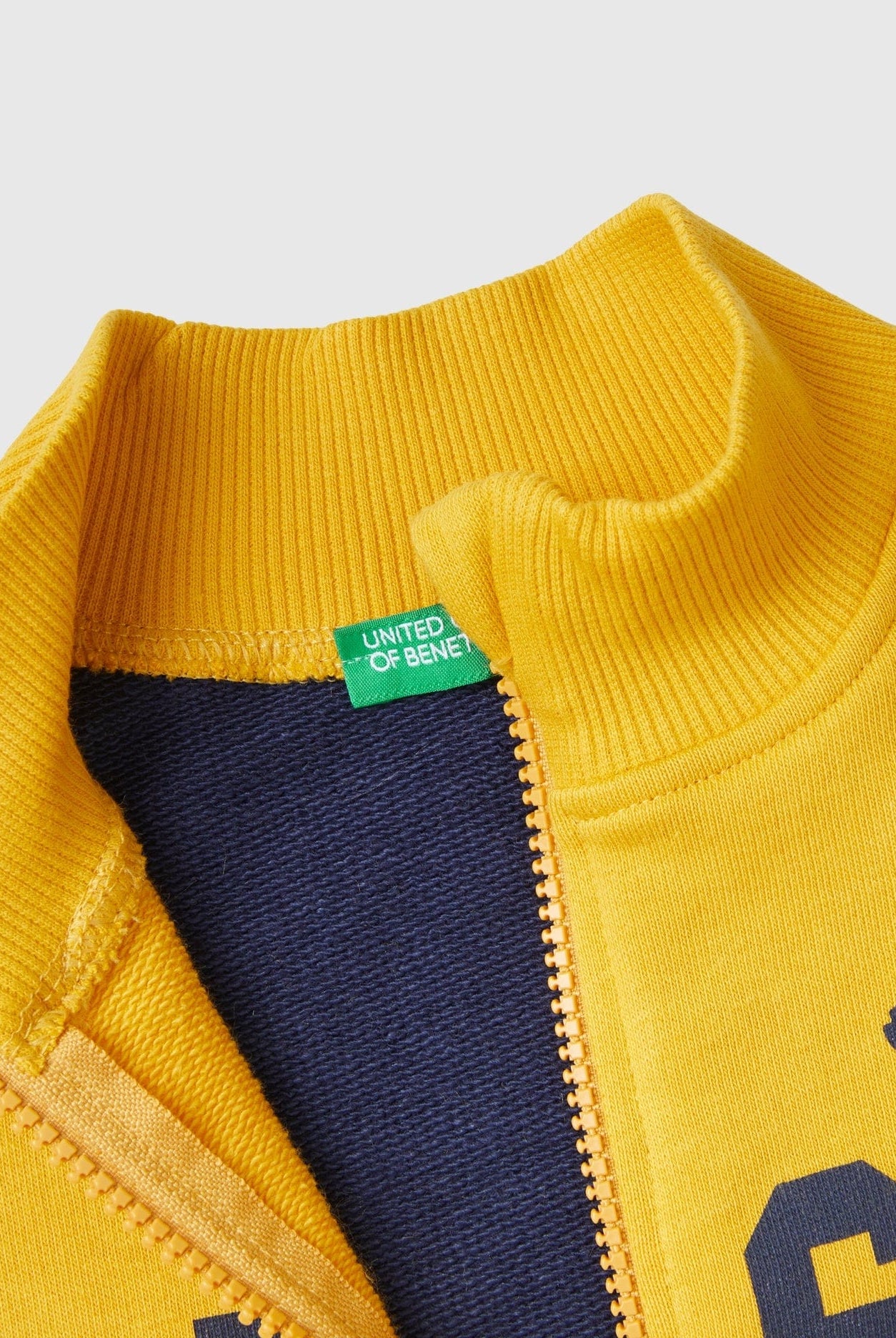 يونايتد كولورز اوف بينيتون سويت شيرت بسحاب وطباعة أطفالي