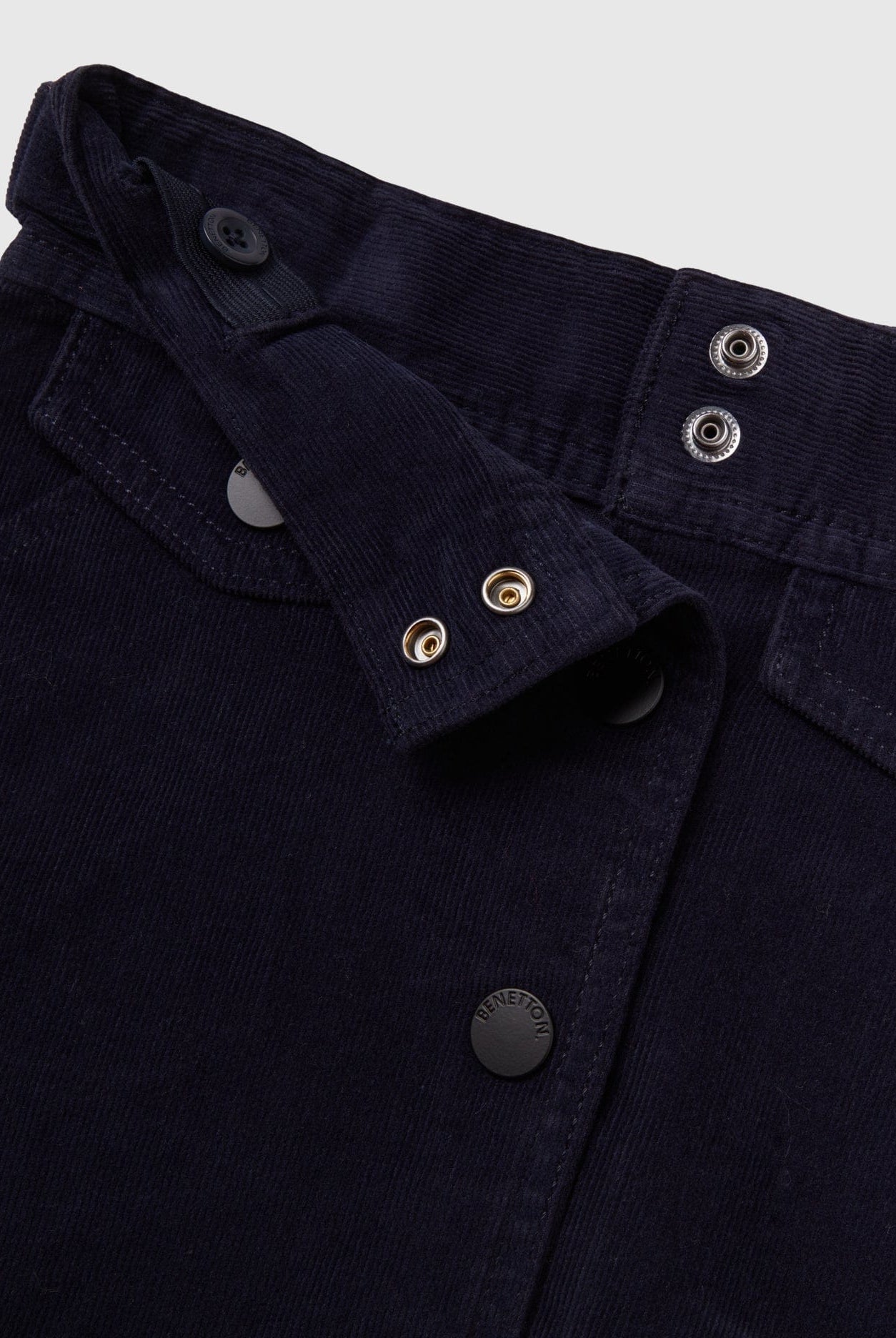 يونايتد كولورز اوف بينيتون تنورة مخملية بأزرار أمامية بناتي