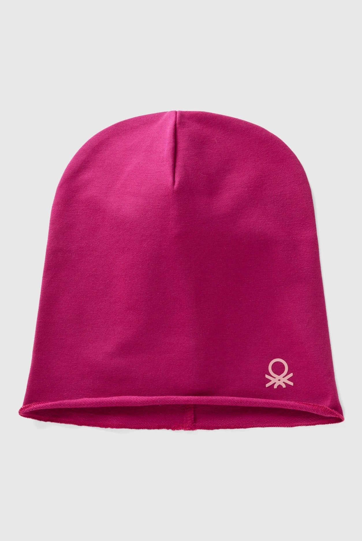 يونايتد كولورز اوف بينيتون قبعة بناتي من القطن المطاطي وبه شعار