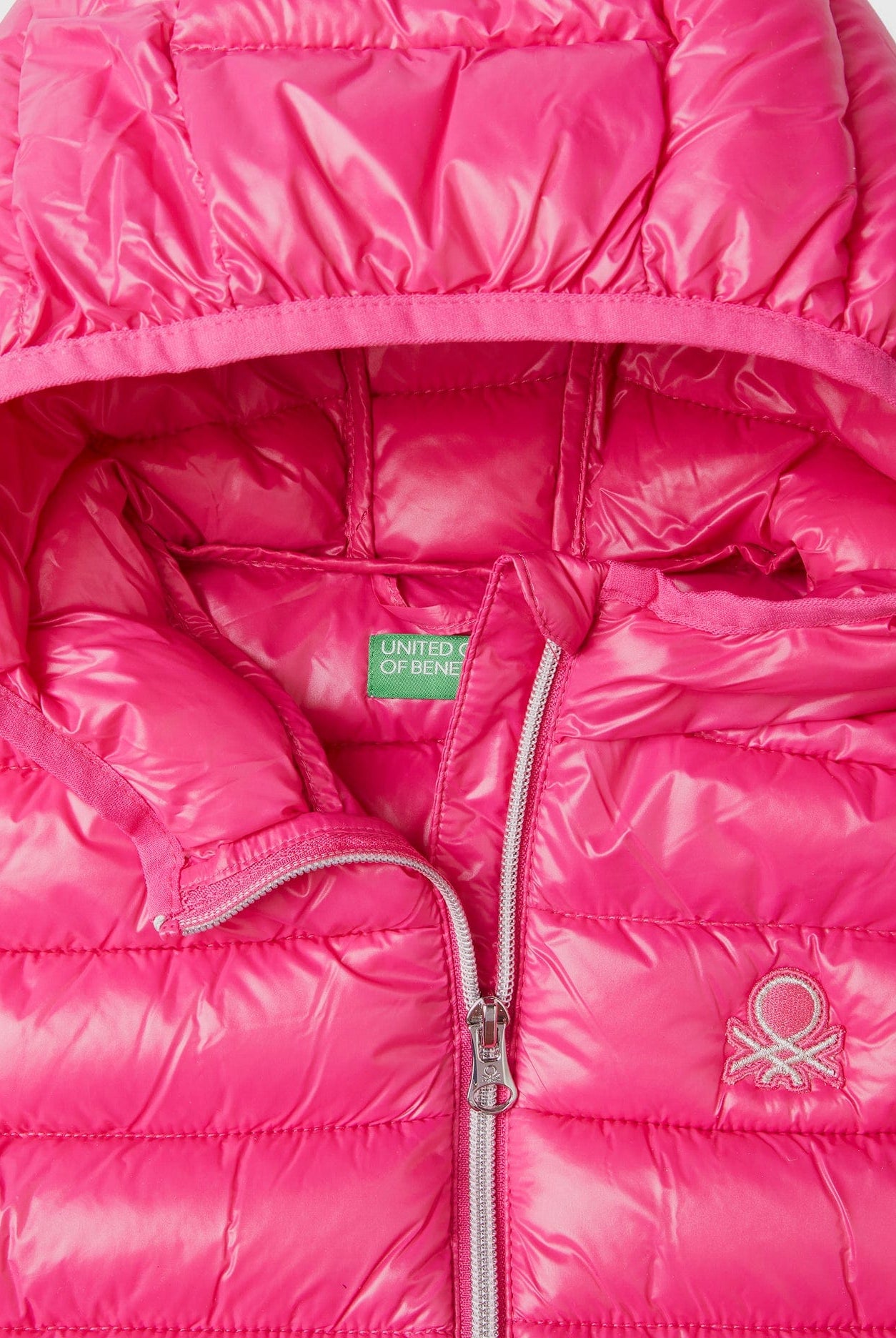 يونايتد كولورز اوف بينيتون سترة اطفال مبطنة بقلنسوة بها شعار بدون اكمام