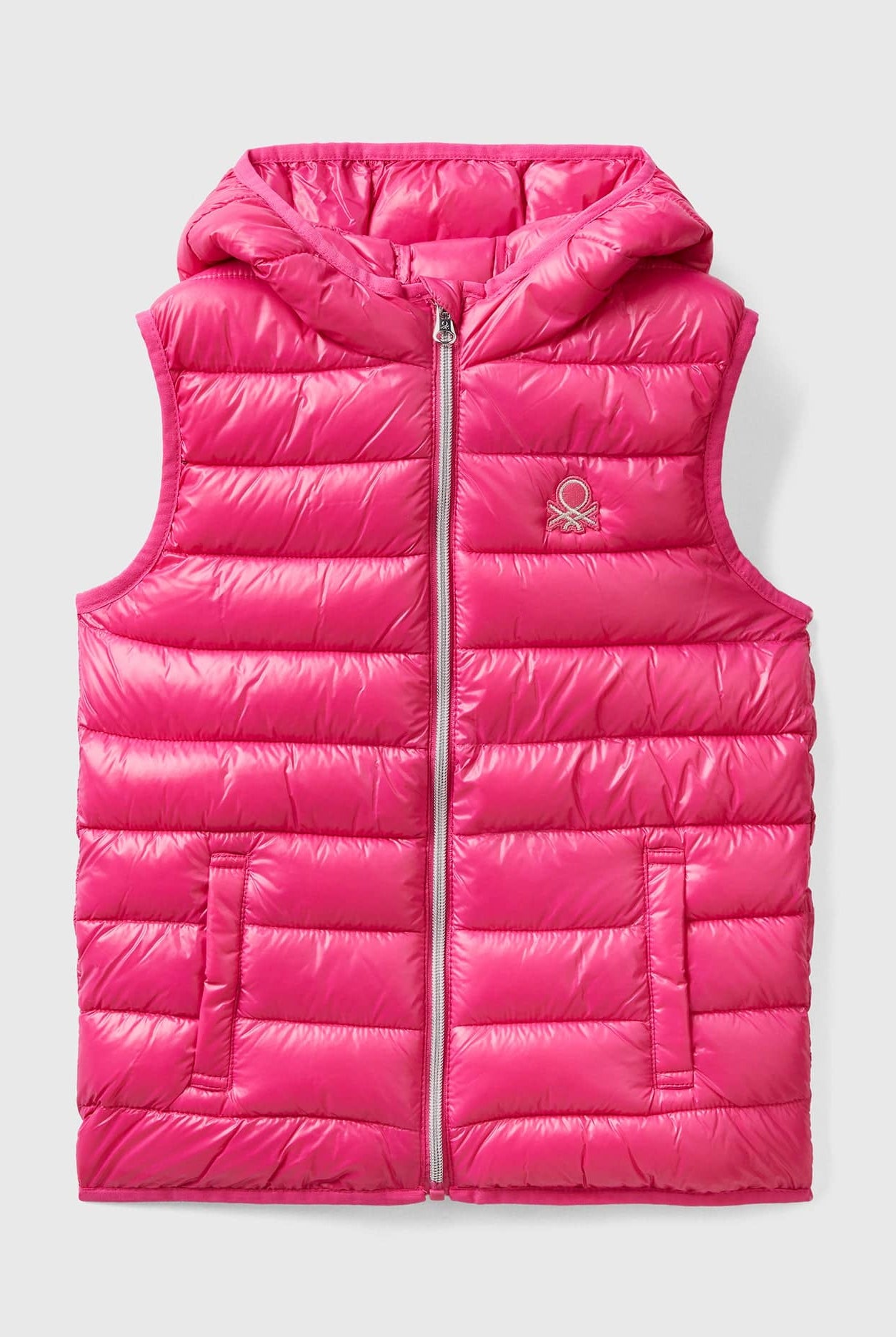 يونايتد كولورز اوف بينيتون سترة اطفال مبطنة بقلنسوة بها شعار بدون اكمام