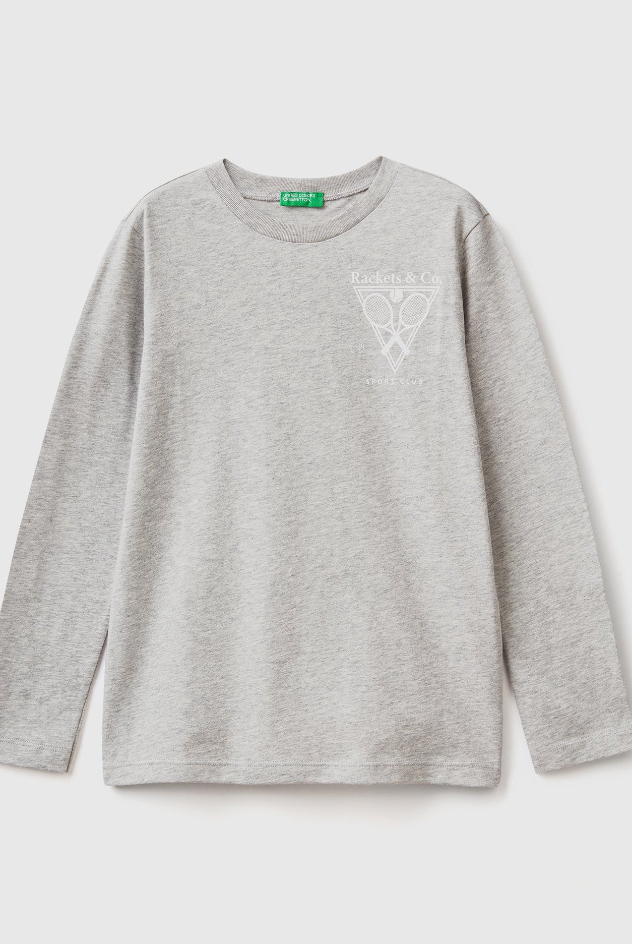 يونايتد كولورز اوف بينيتون تيشيرت اطفالي بأكمام طويلة وطبعة عالصدر