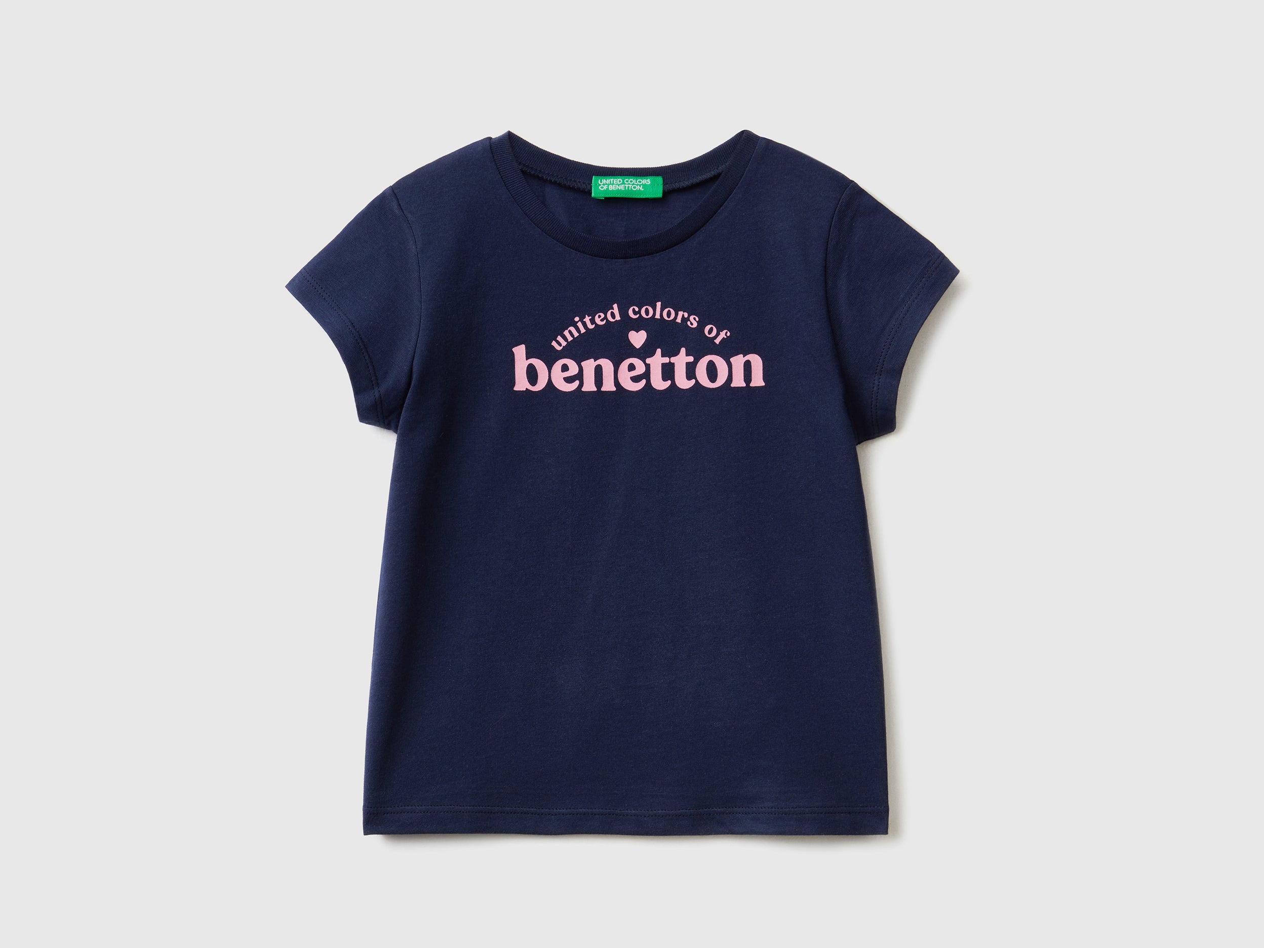 يونايتد كولورز اوف بينيتون تيشيرت قطن بنسبة 100% مع شعار بناتي