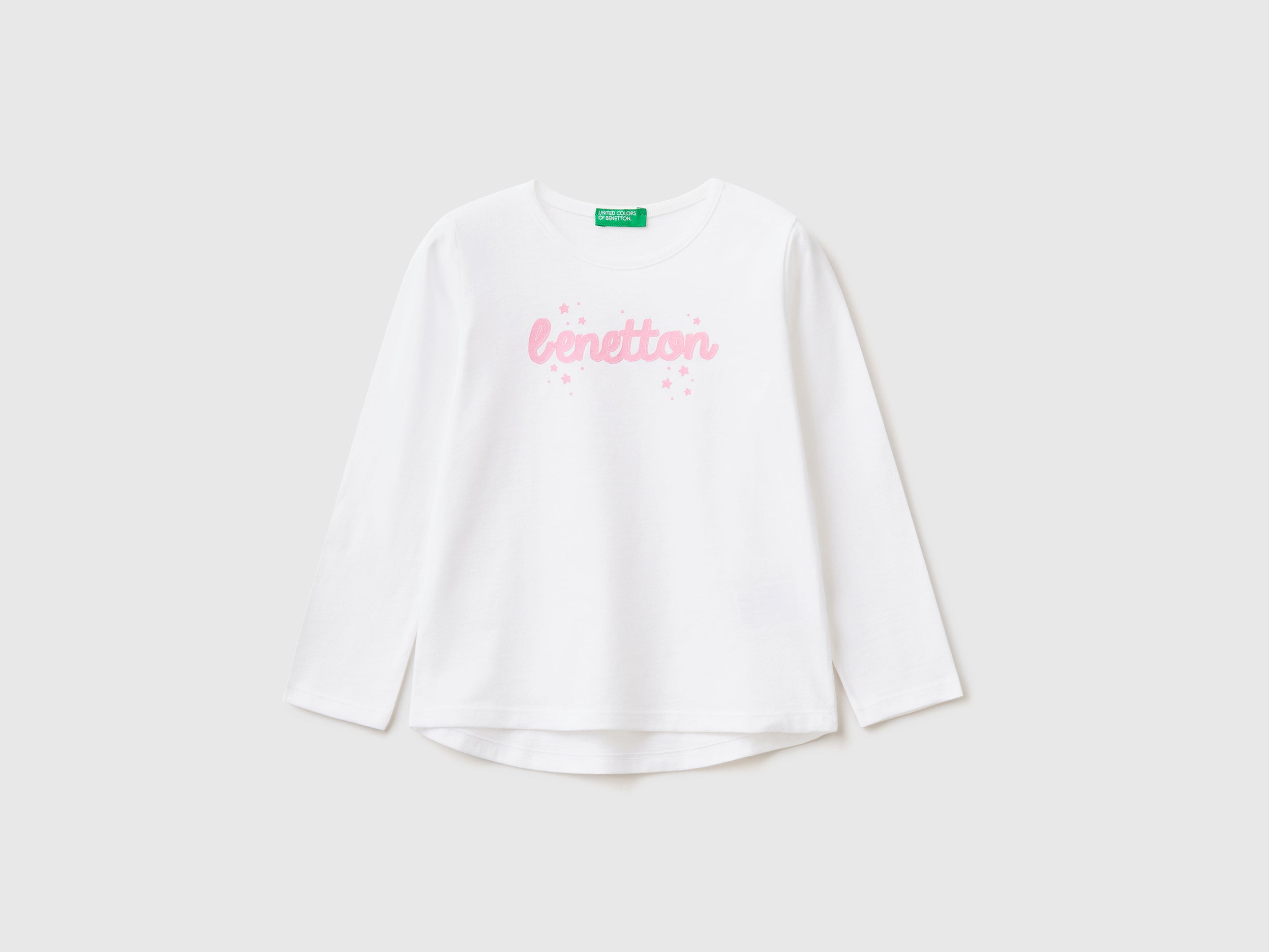 يونايتد كولورز اوف بينيتون تيشيرت قطن بنسبة 100% مع شعار كم طويل بناتي