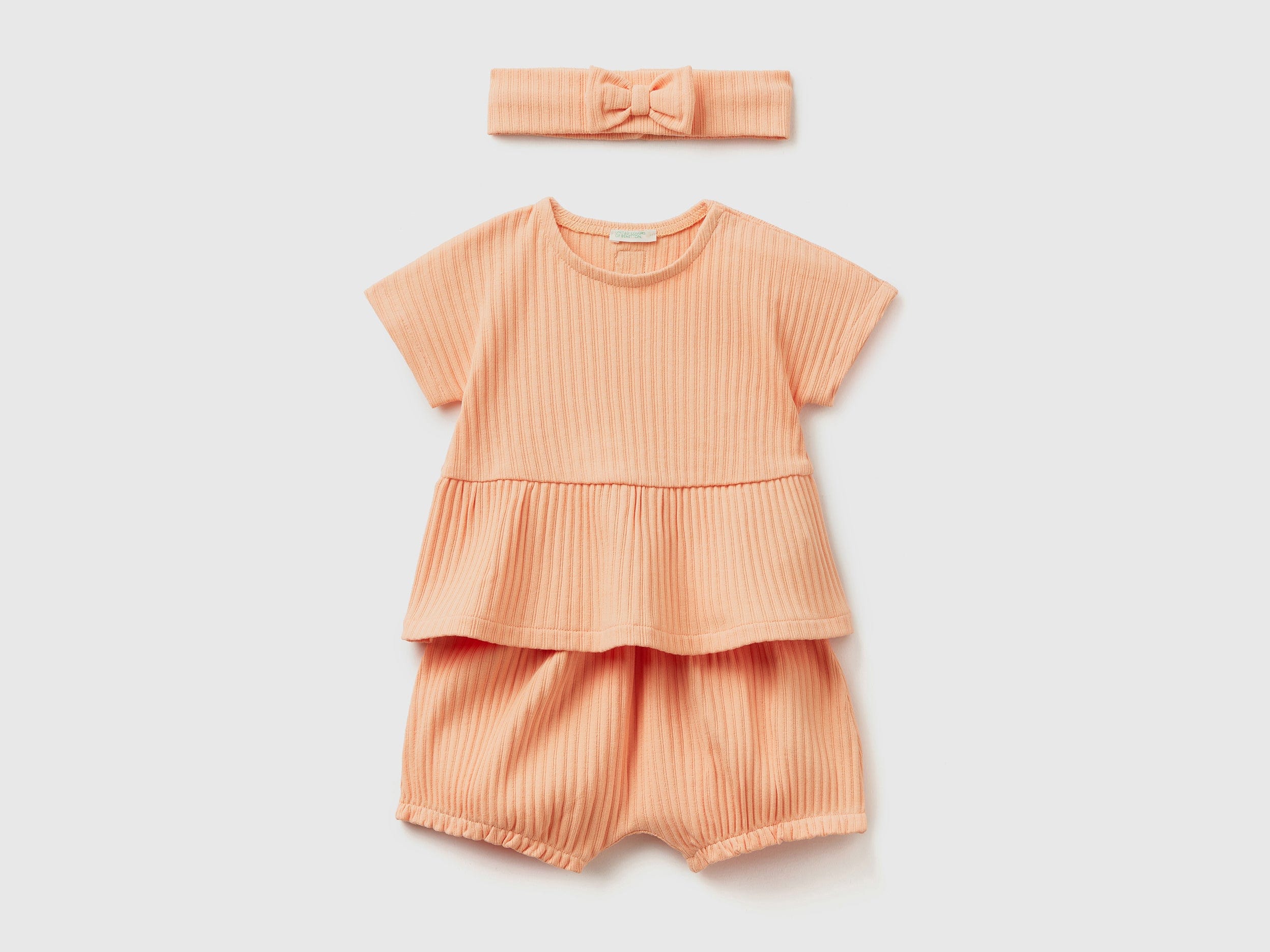 يونايتد كولورز اوف بينيتون طقم تي شيرت وشورت وعصابة رأس رضع أطفال