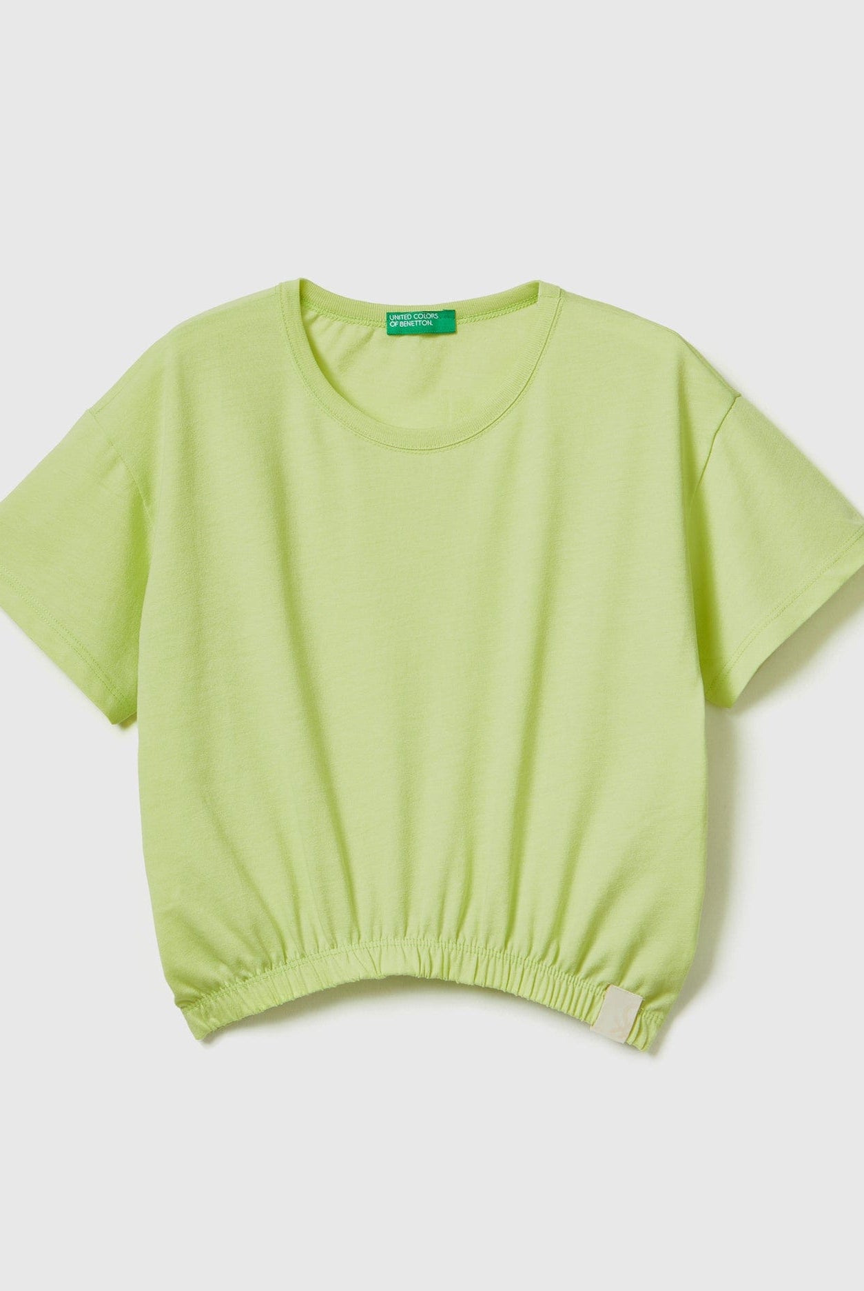 يونايتد كولورز اوف بينيتون تيشيرت بقصة مربعة من القماش المعاد تدويره بناتي