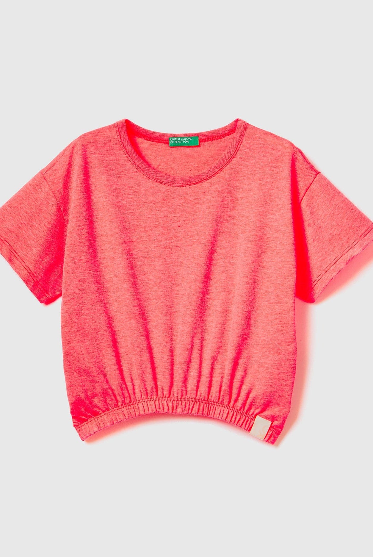 يونايتد كولورز اوف بينيتون تيشيرت بقصة مربعة من القماش المعاد تدويره بناتي