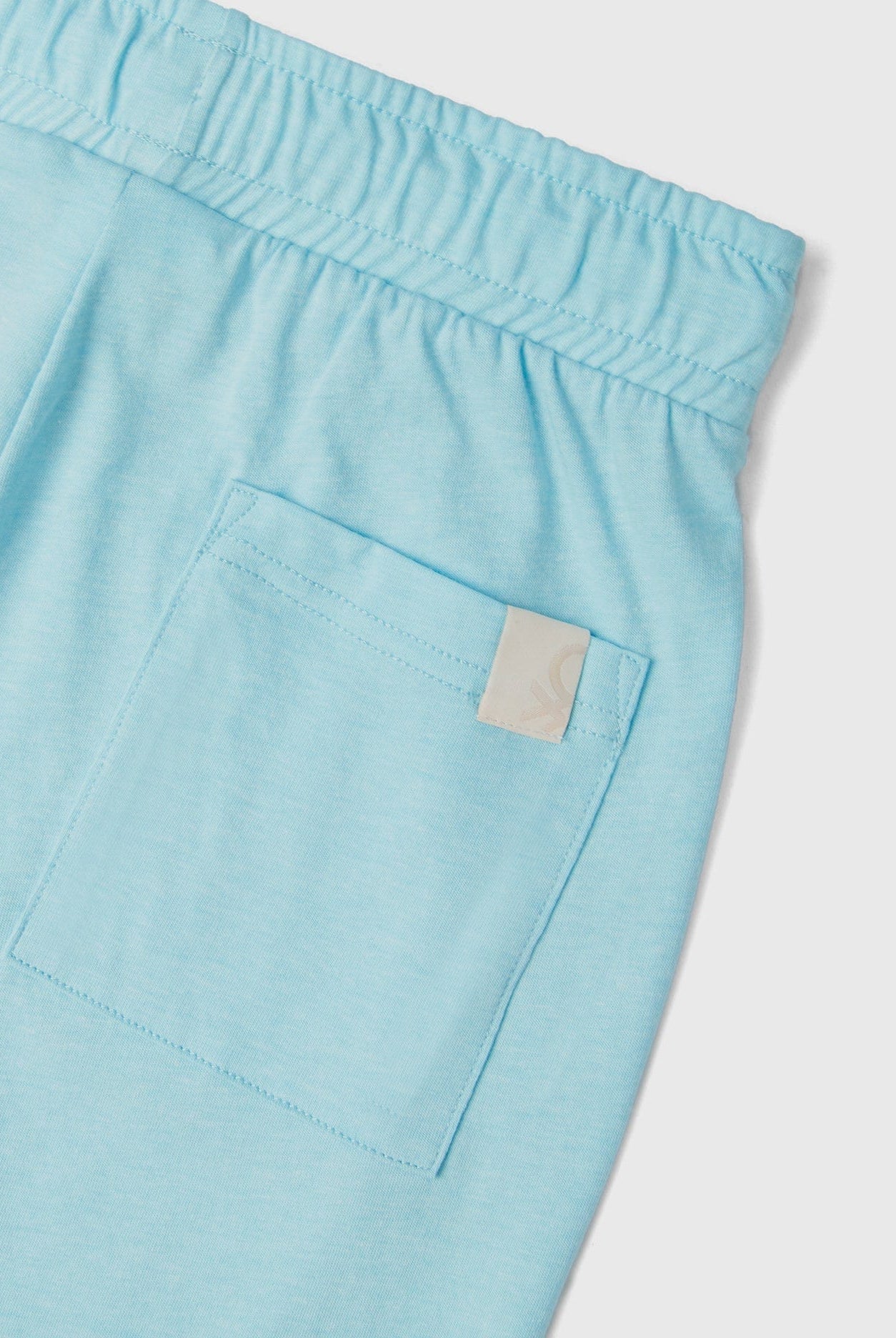 يونايتد كولورز اوف بينيتون برمودا ولادي من القماش المعاد تدويره بجيب