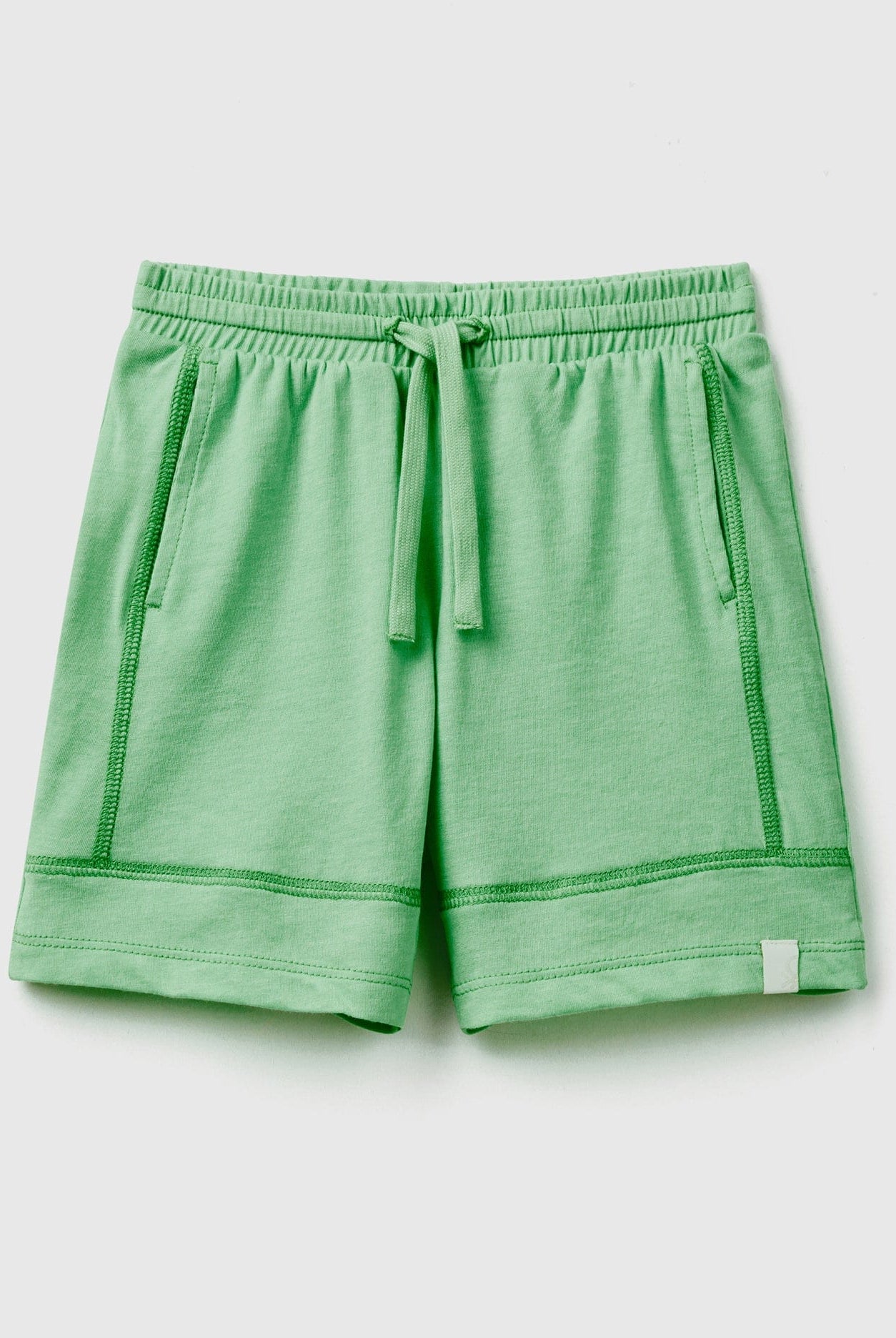 يونايتد كولورز اوف بينيتون شورت بناتي من القماش برباط عالخصر مع جيوب