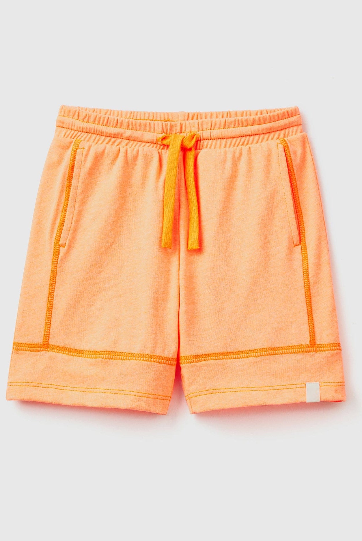 يونايتد كولورز اوف بينيتون شورت بناتي من القماش برباط عالخصر مع جيوب